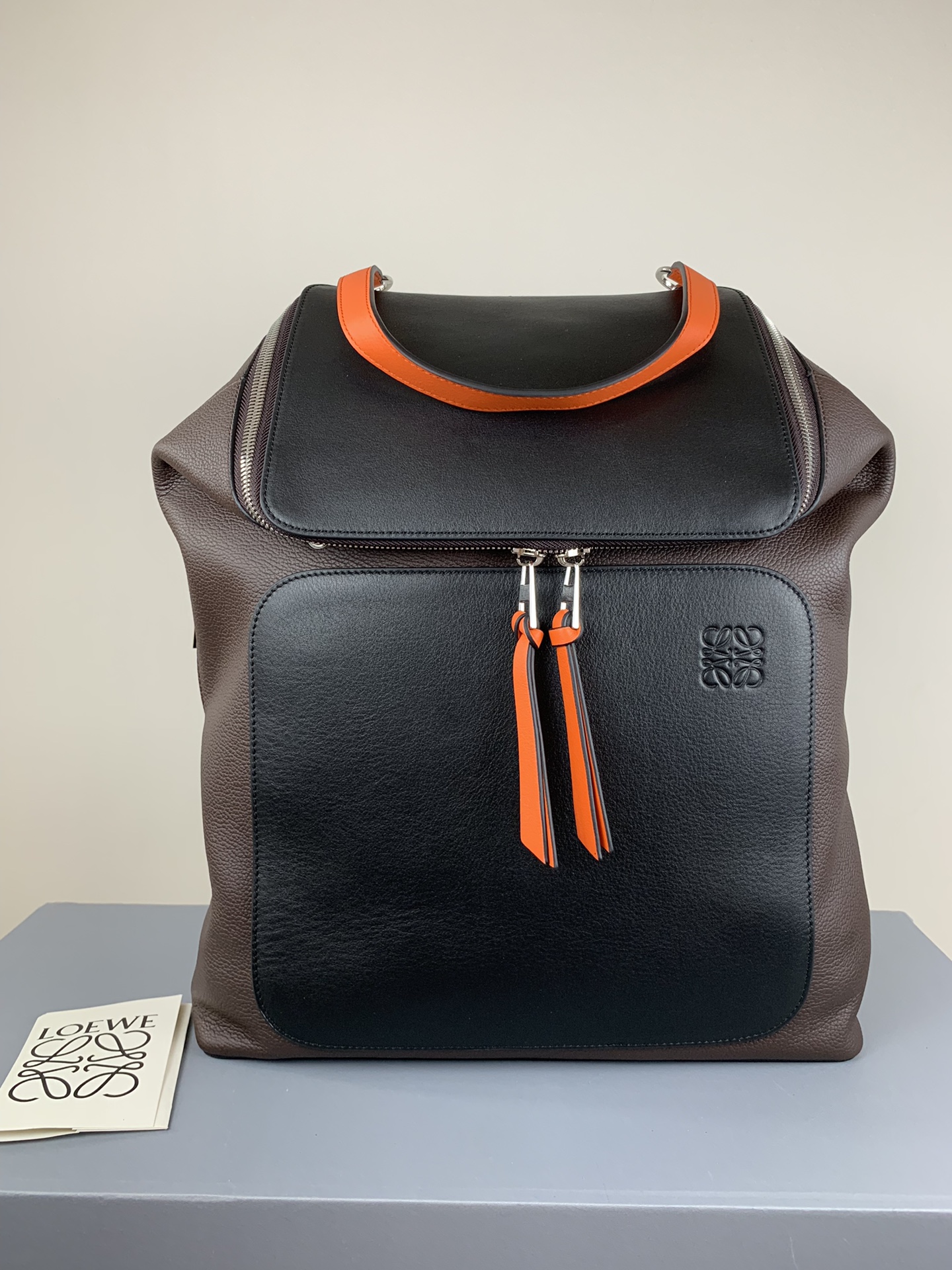 Loewe L 0.930 Dimensions: 37×41×15cm Khaki with Gray Model 325