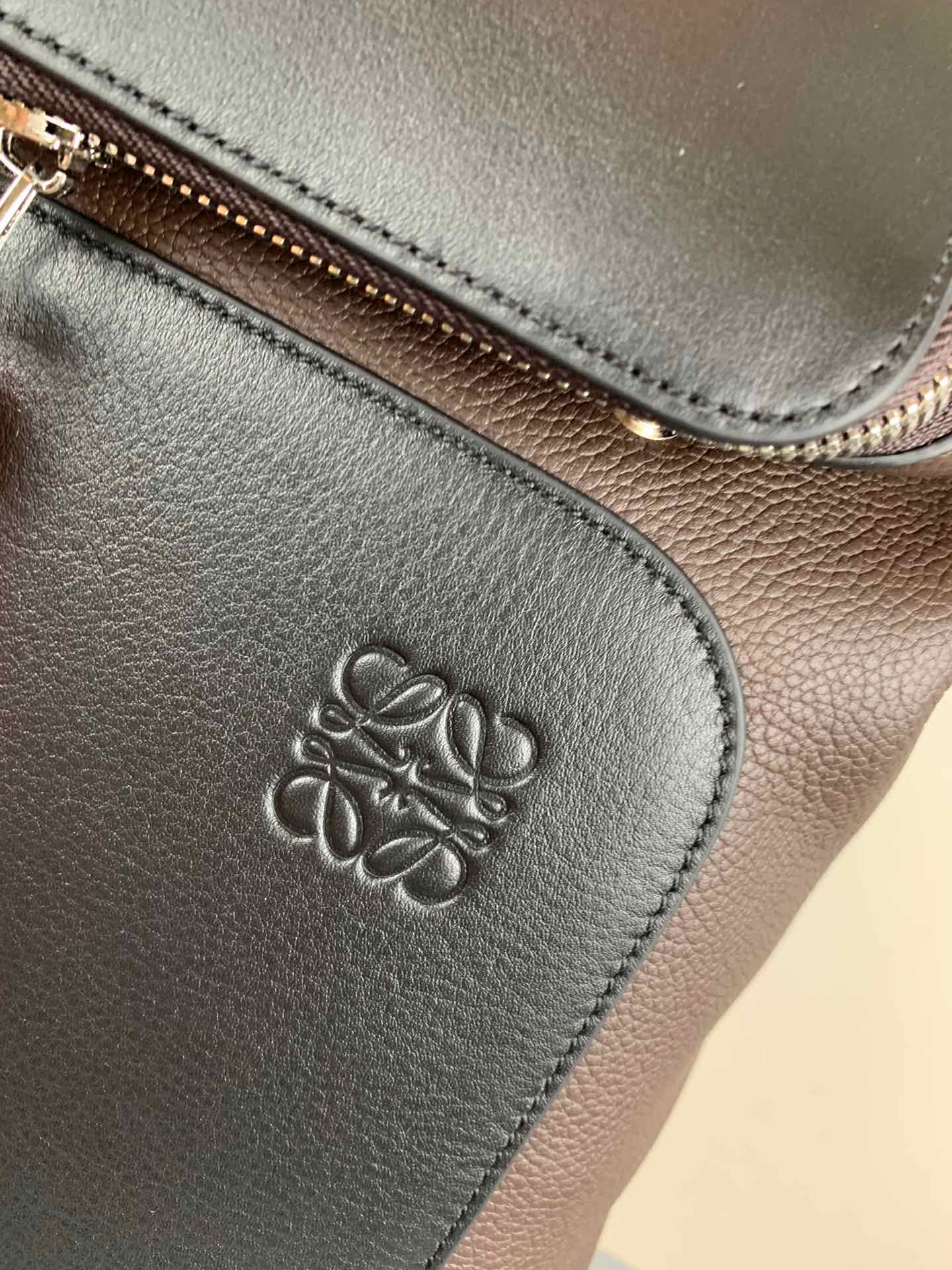 Loewe L 0.930 Dimensions: 37×41×15cm Khaki with Gray Model 325