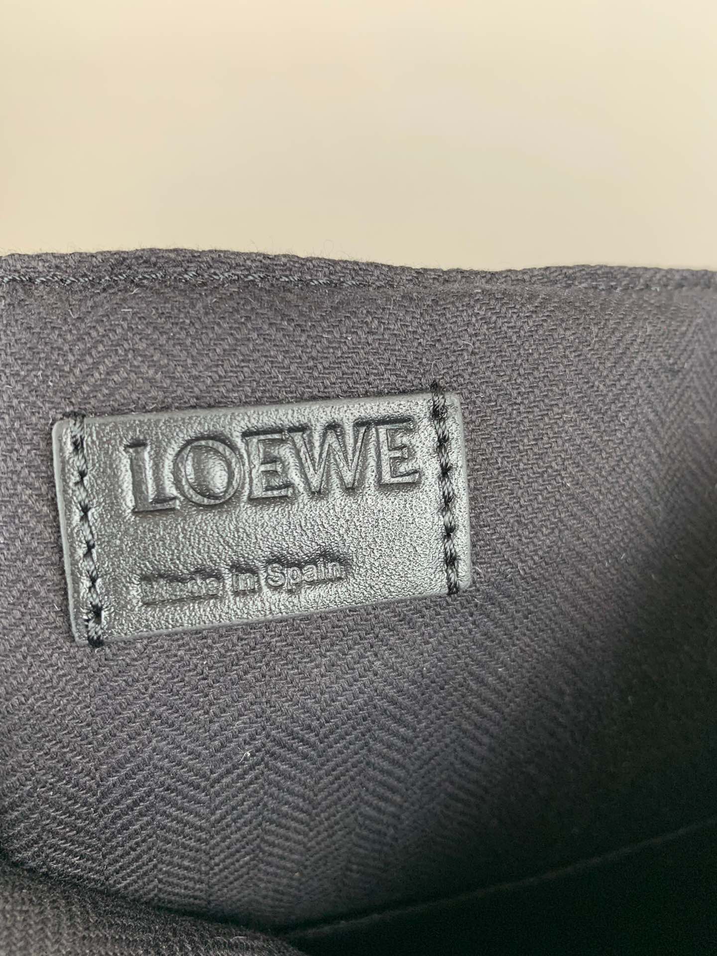 Loewe L 0.930 Dimensions: 37×41×15cm Khaki with Gray Model 325