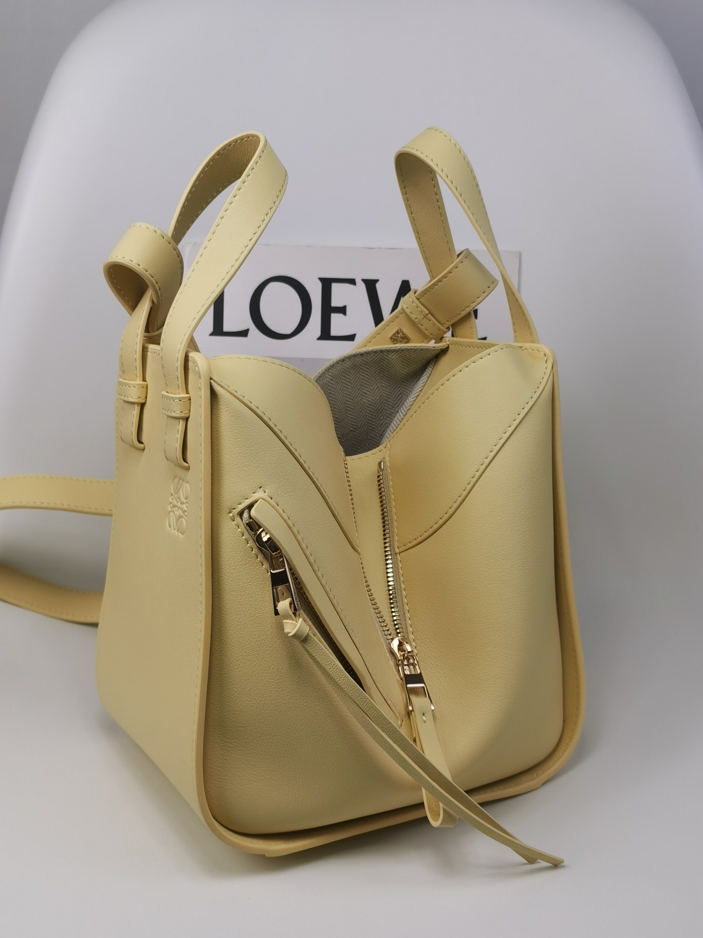Loewe Vanilla Yellow Model 8047 Dimensions 20-19-14