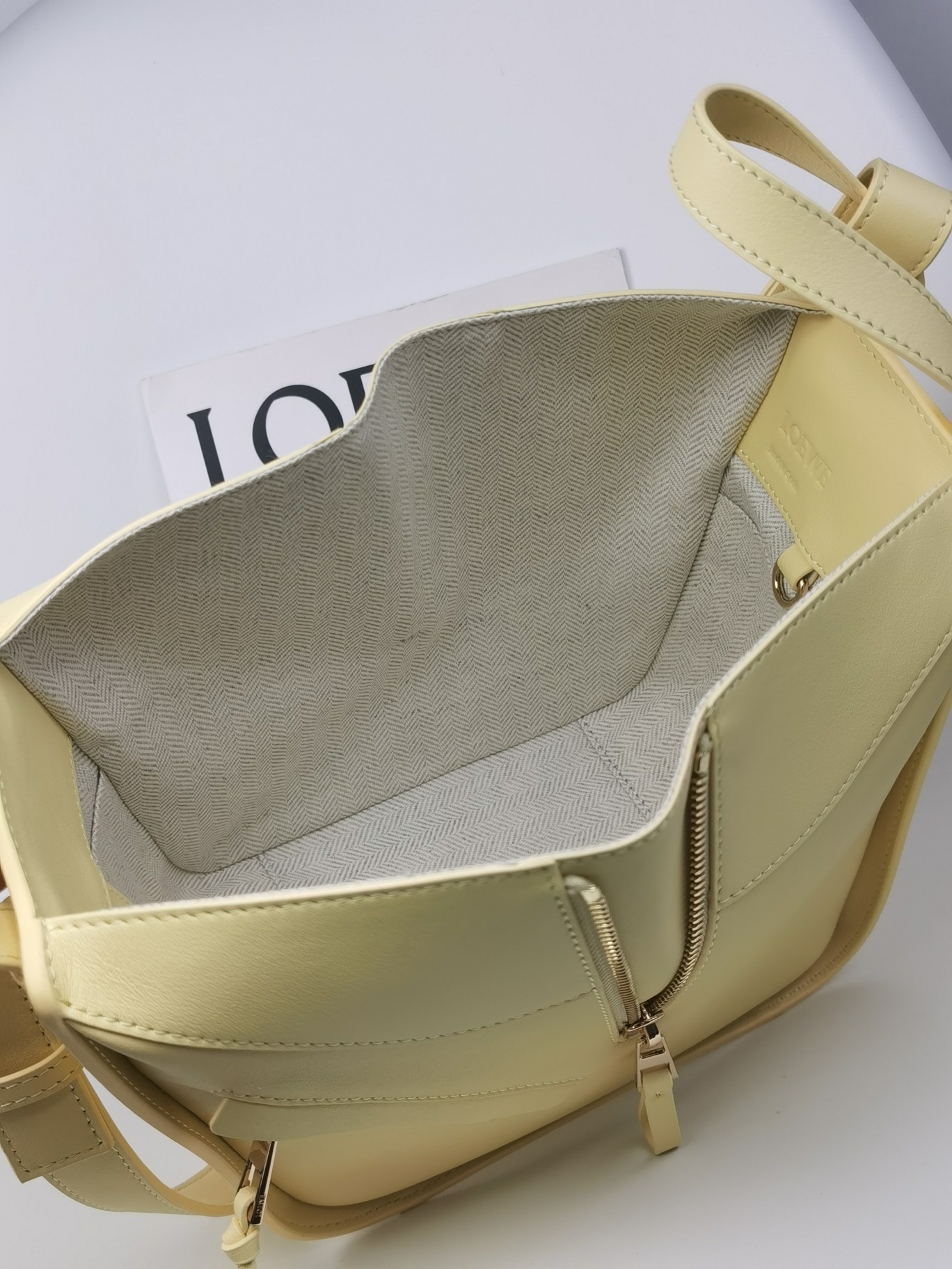 Loewe Vanilla Yellow Model 8047 Dimensions 20-19-14