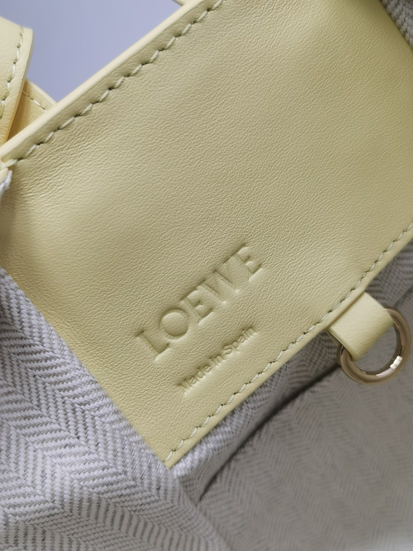 Loewe Vanilla Yellow Model 8047 Dimensions 20-19-14