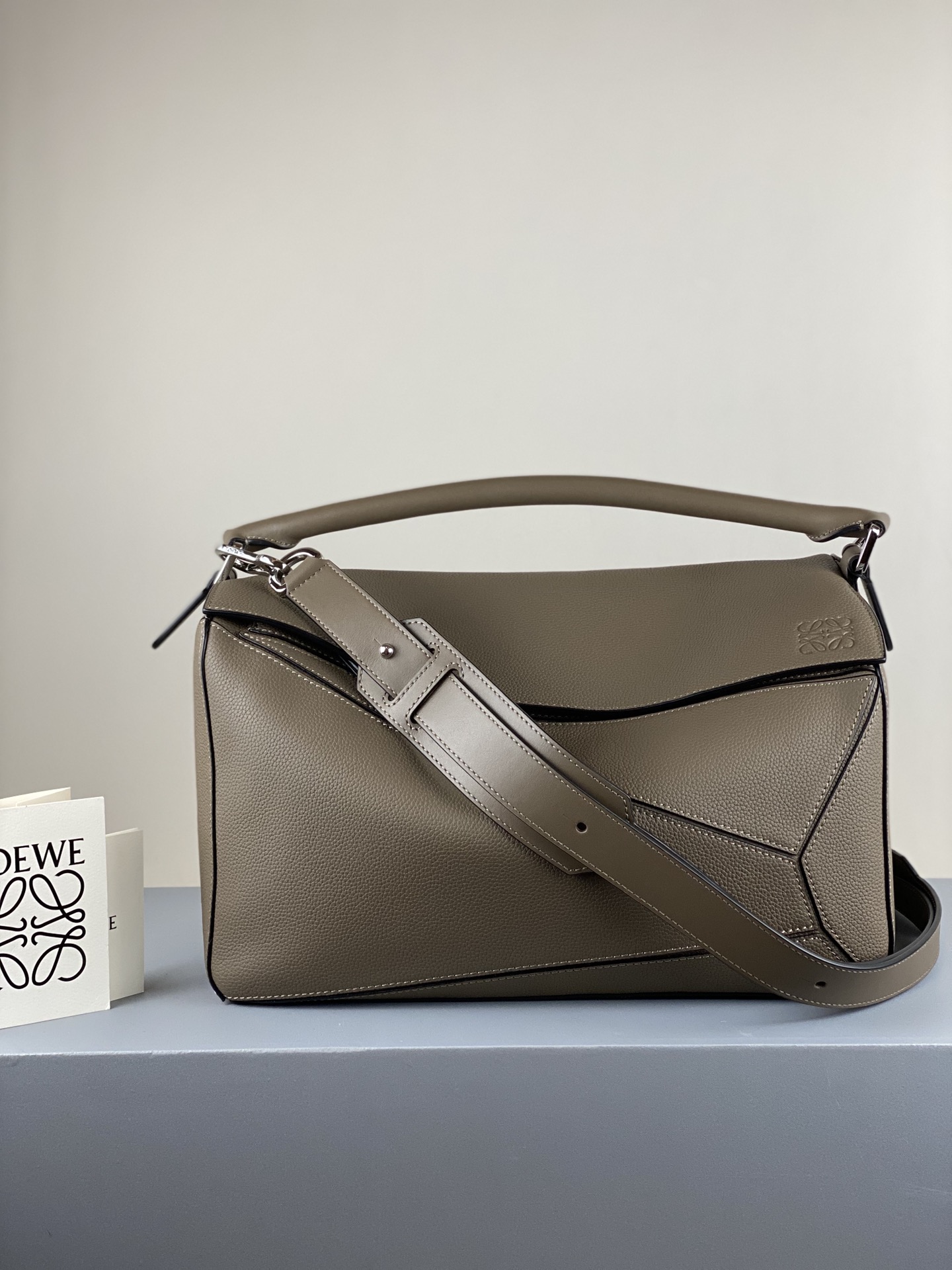 Loewe Model 3003 Khaki Brown 0.800 Dimensions: 35×17×24