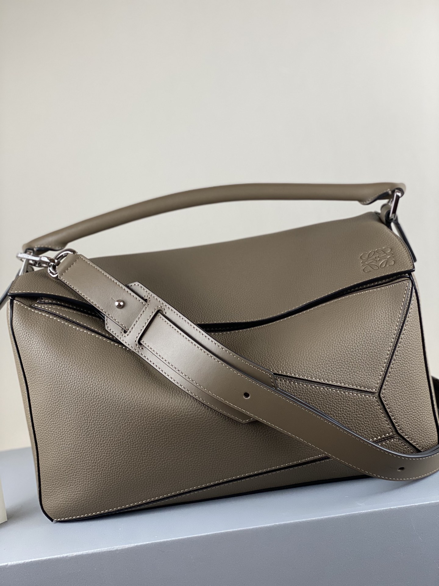 Loewe Model 3003 Khaki Brown 0.800 Dimensions: 35×17×24