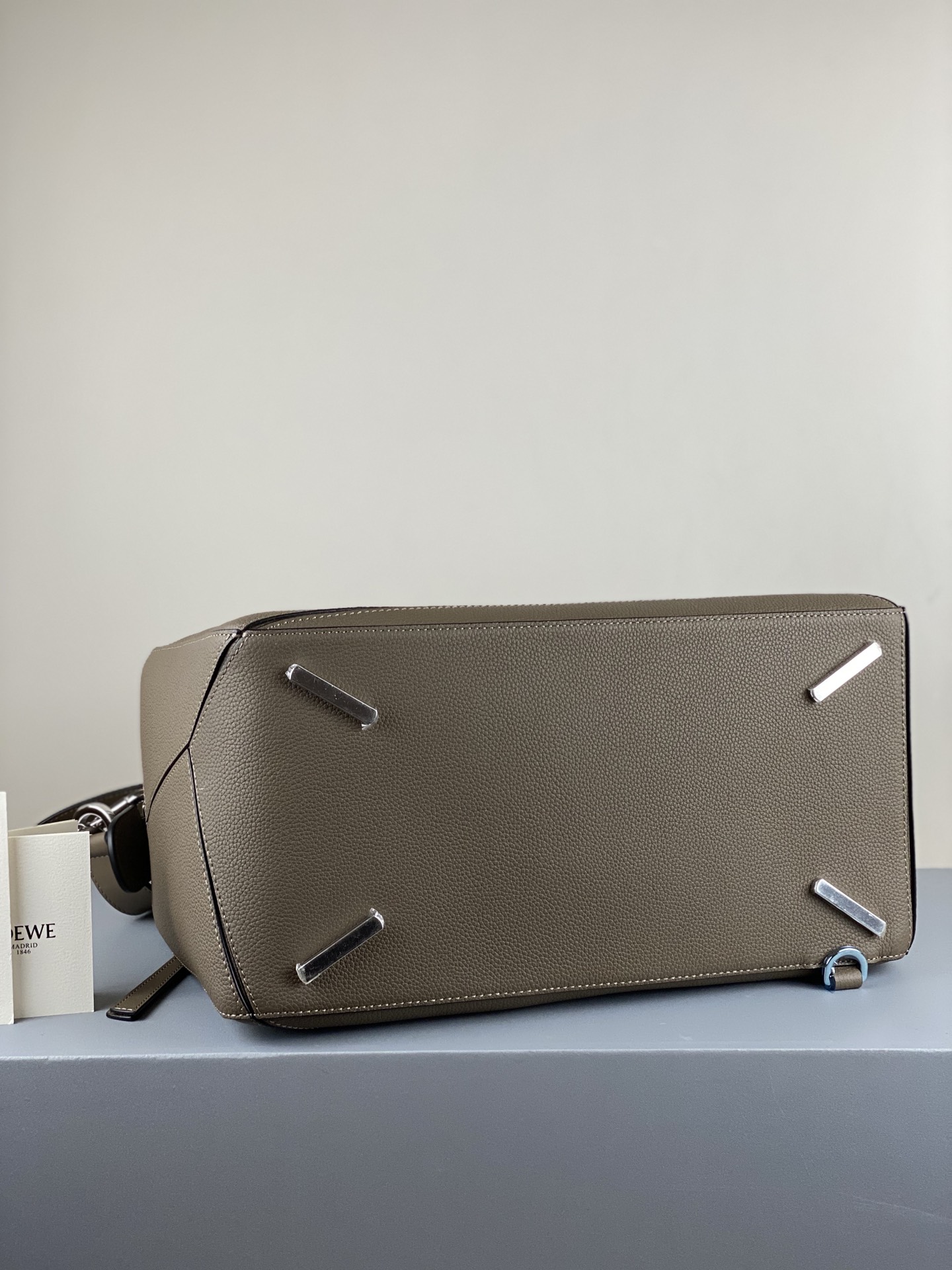 Loewe Model 3003 Khaki Brown 0.800 Dimensions: 35×17×24