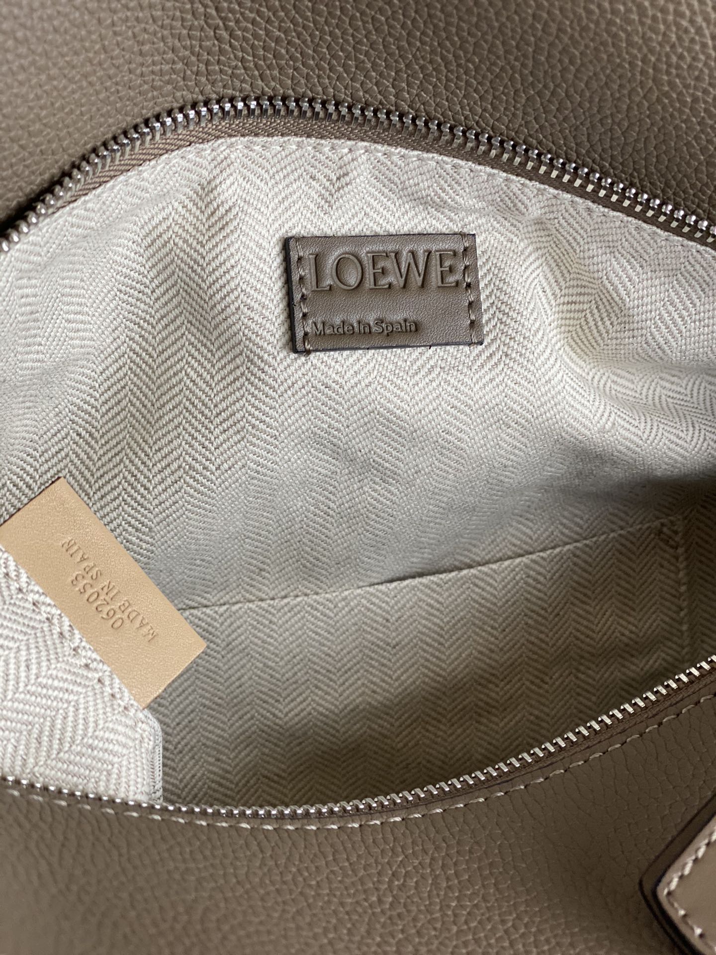 Loewe Model 3003 Khaki Brown 0.800 Dimensions: 35×17×24