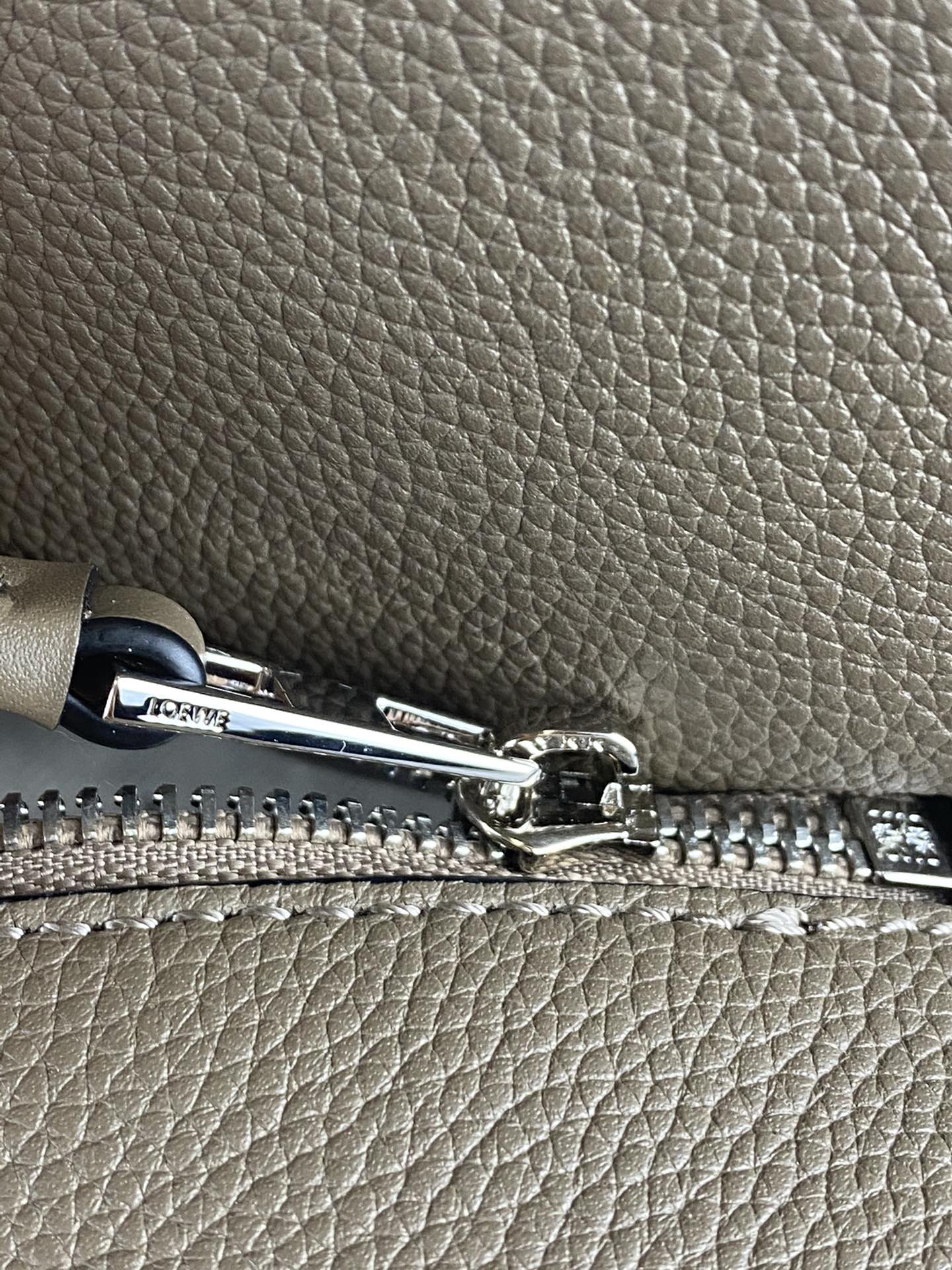 Loewe Model 3003 Khaki Brown 0.800 Dimensions: 35×17×24