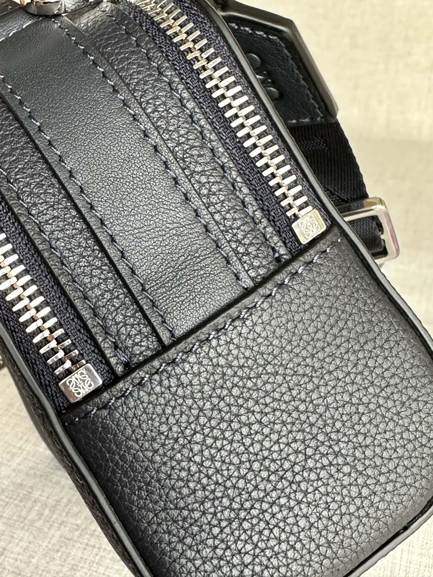 Loewe Dimensions: 18*7*13cm Model: 3201