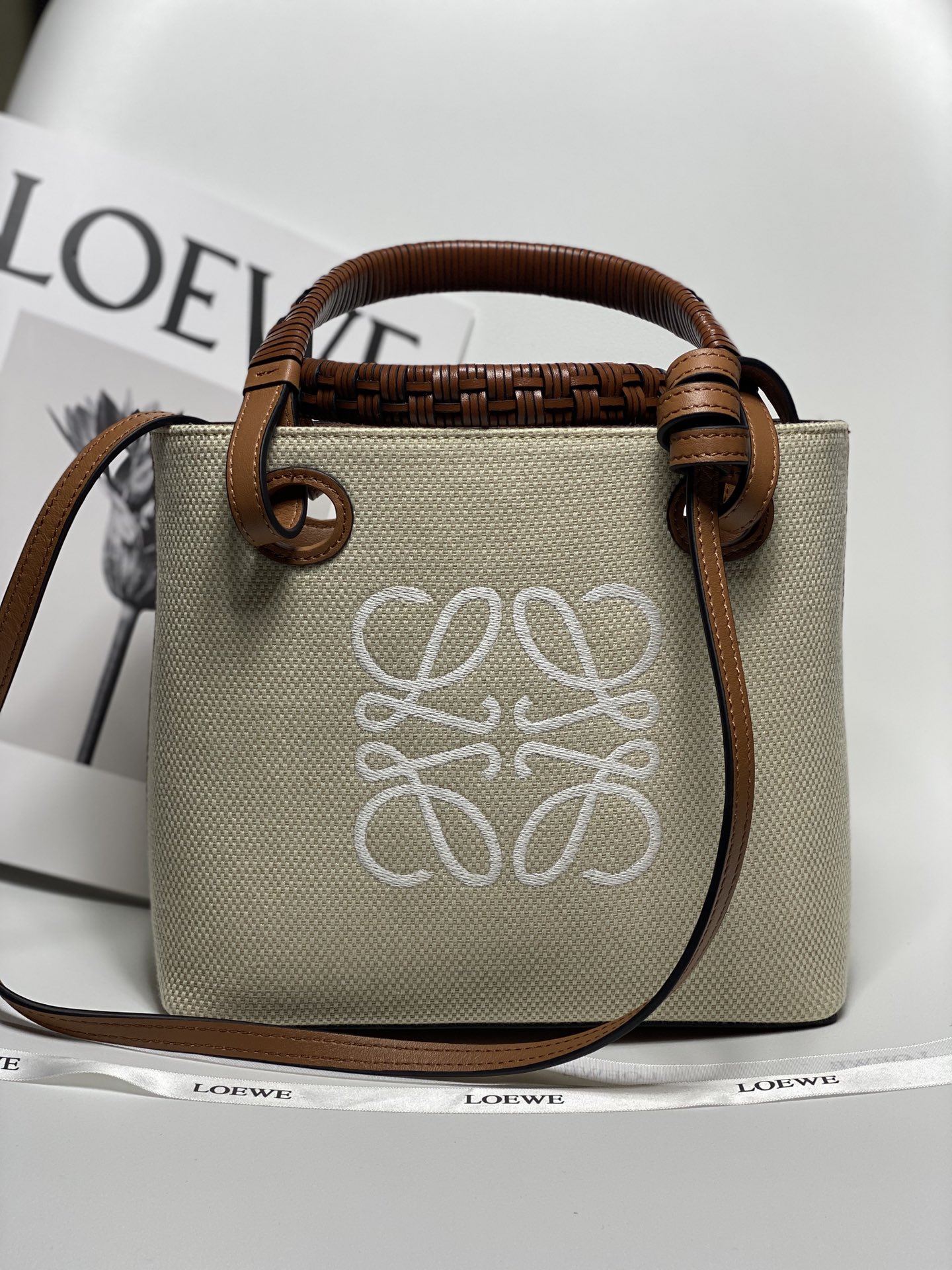 Loewe Dimensions: 22*9*19.5cm Model: 3072
