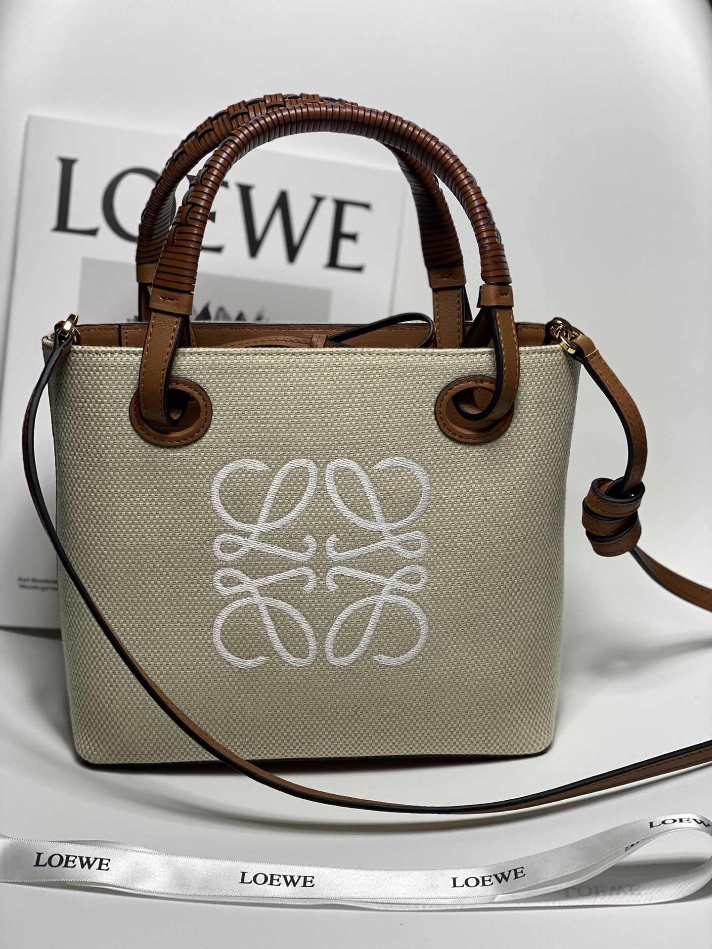 Loewe Dimensions: 22*9*19.5cm Model: 3072