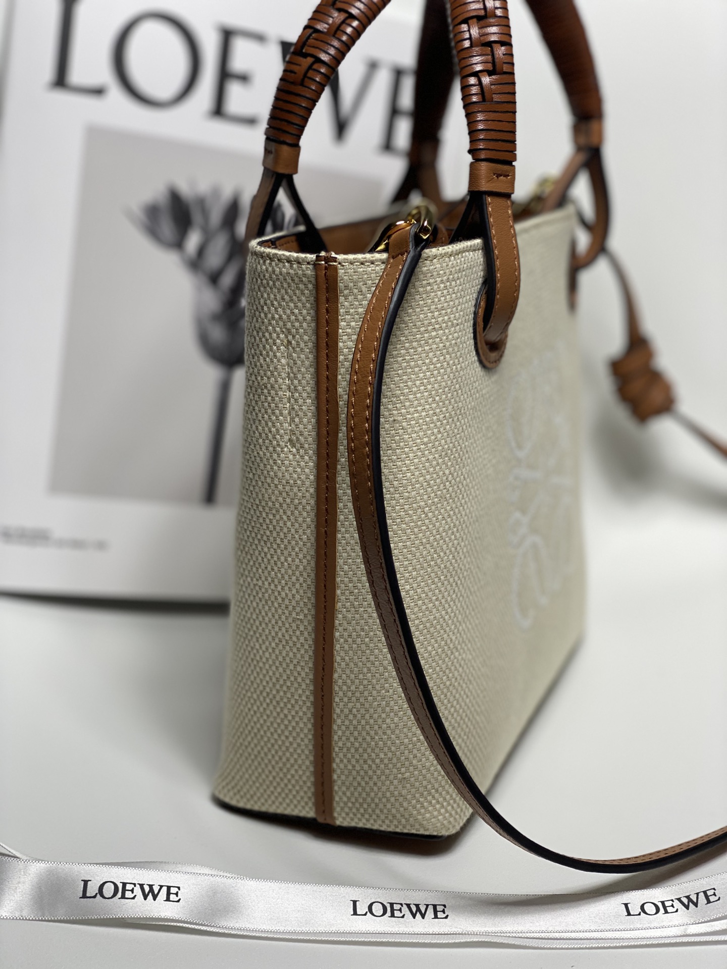 Loewe Dimensions: 22*9*19.5cm Model: 3072