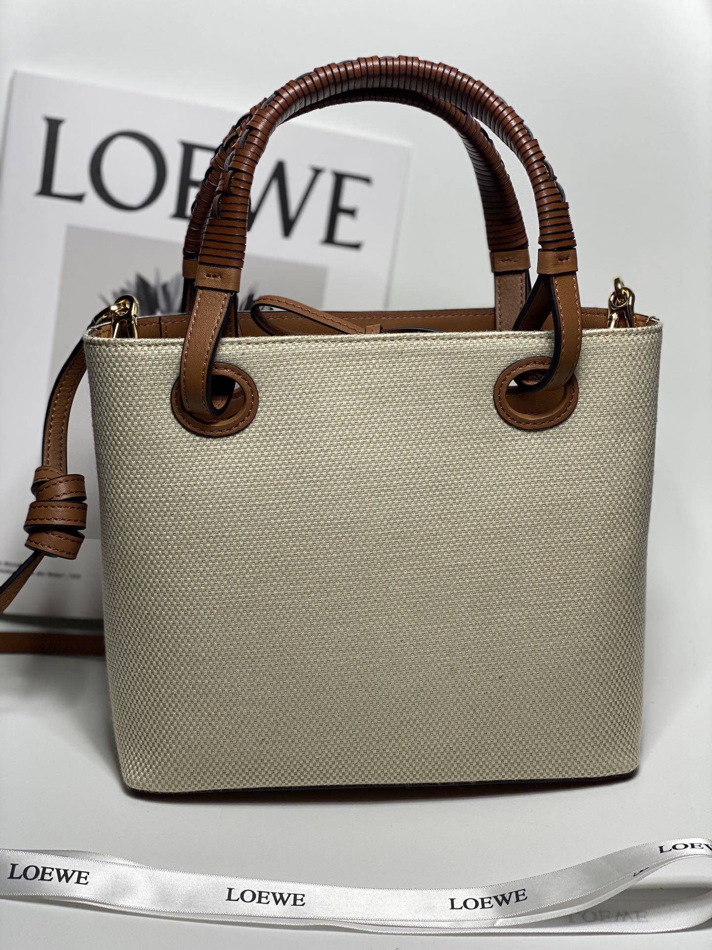 Loewe Dimensions: 22*9*19.5cm Model: 3072