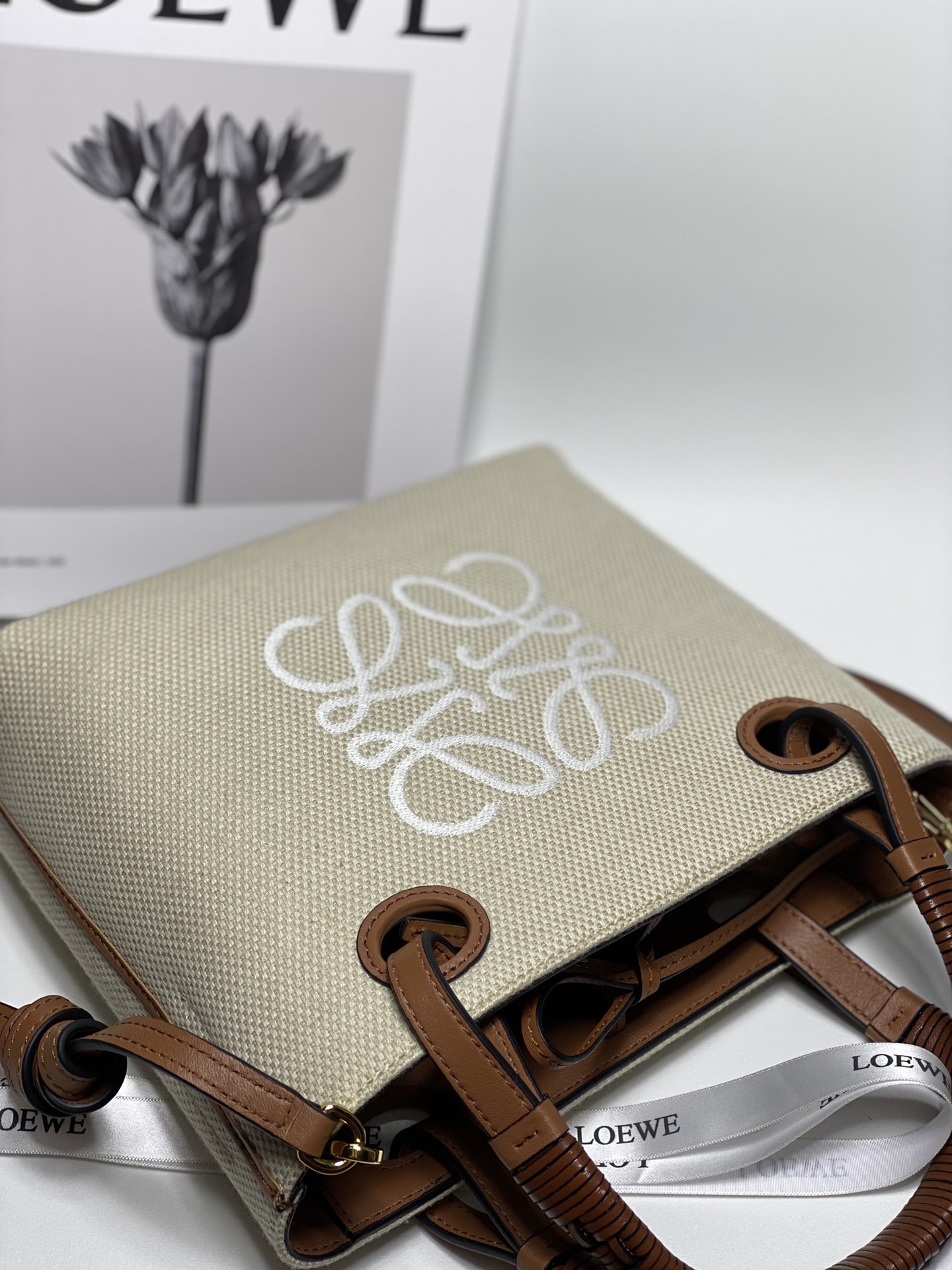 Loewe Dimensions: 22*9*19.5cm Model: 3072