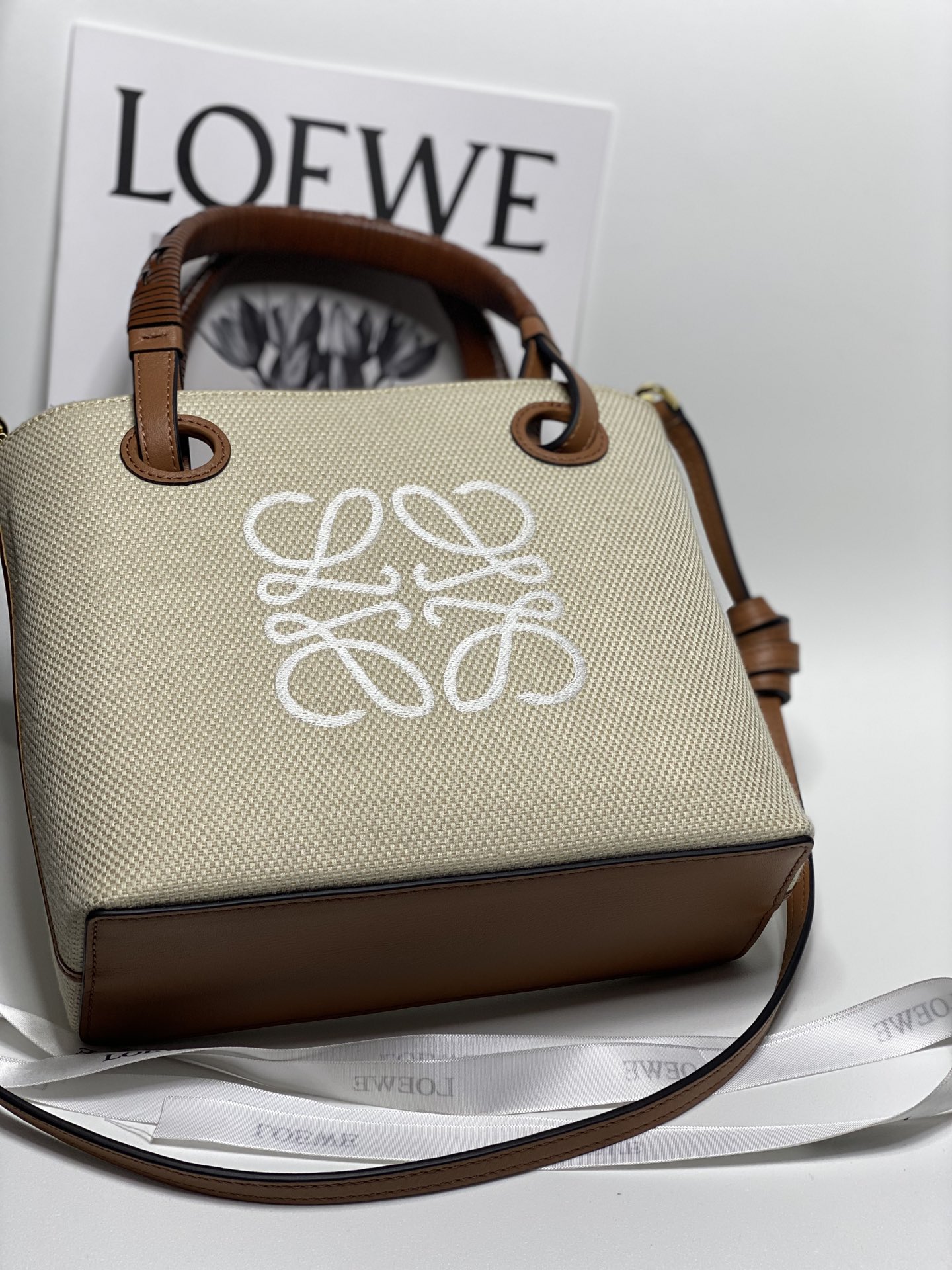 Loewe Dimensions: 22*9*19.5cm Model: 3072