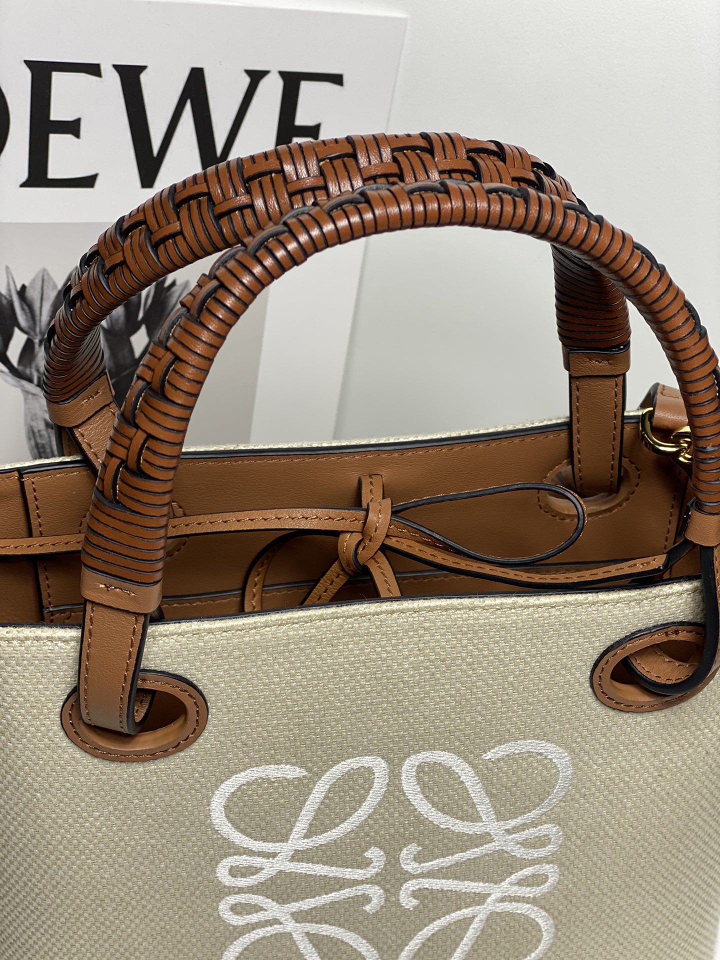 Loewe Dimensions: 22*9*19.5cm Model: 3072