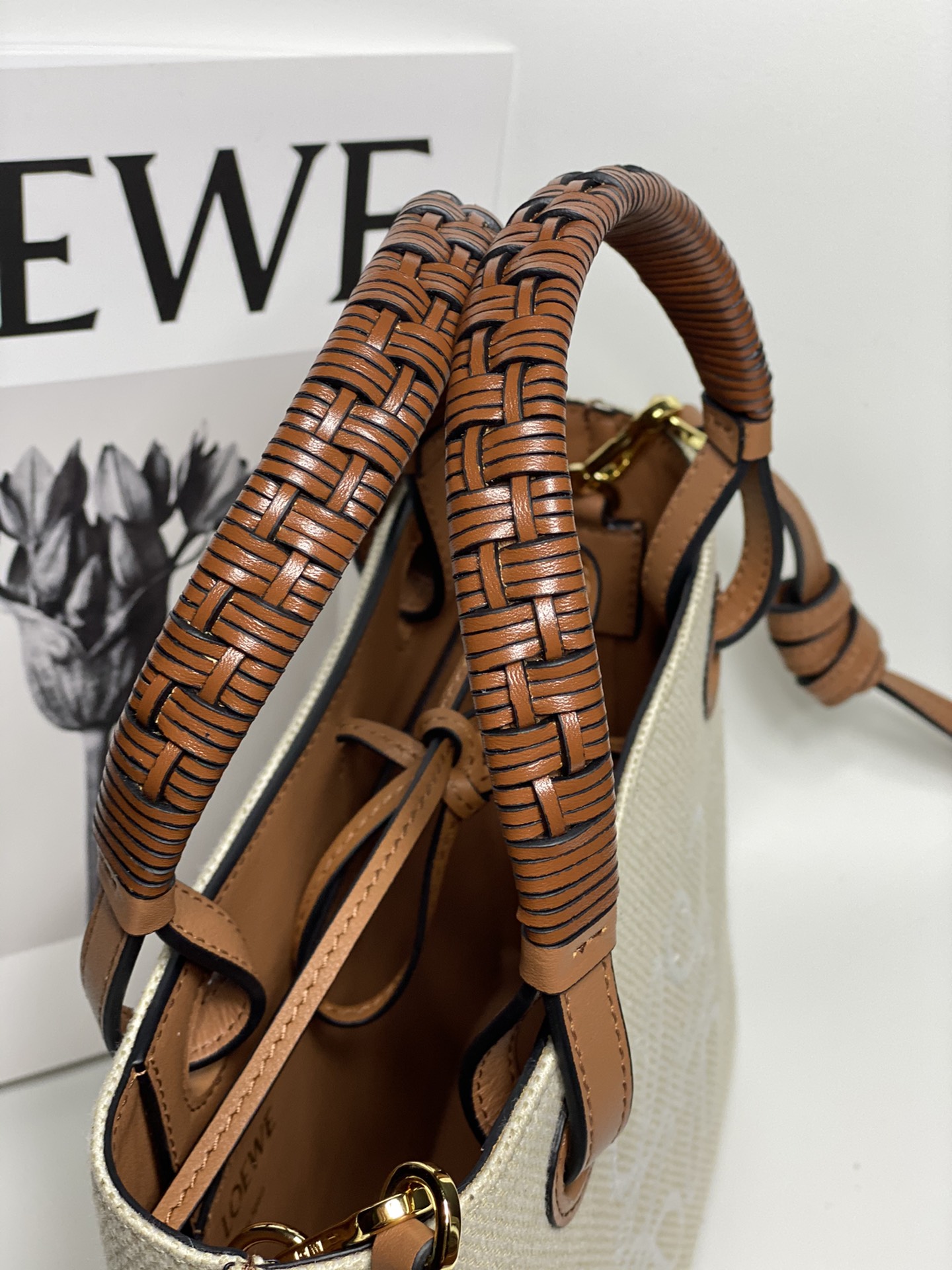 Loewe Dimensions: 22*9*19.5cm Model: 3072