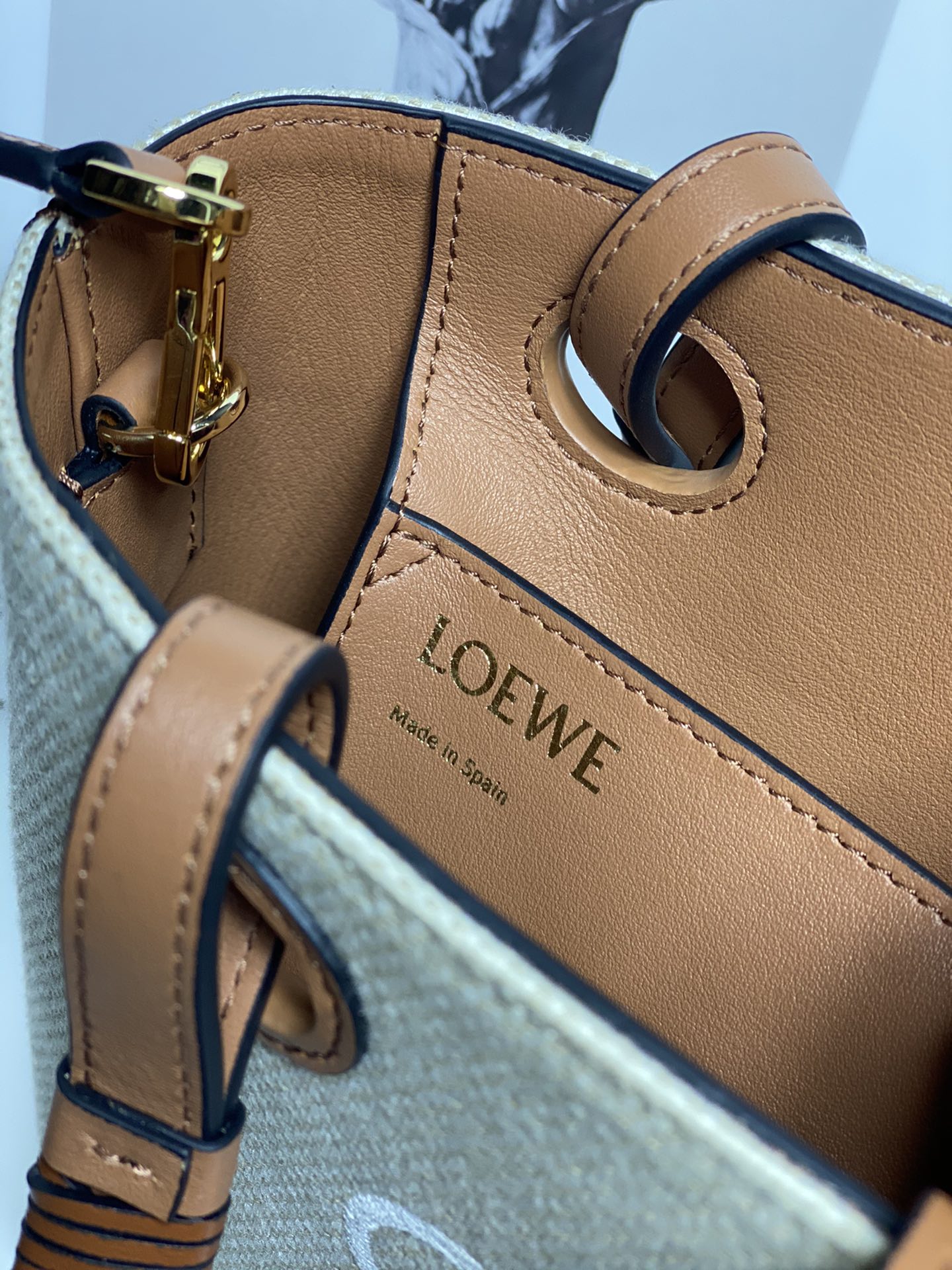 Loewe Dimensions: 22*9*19.5cm Model: 3072