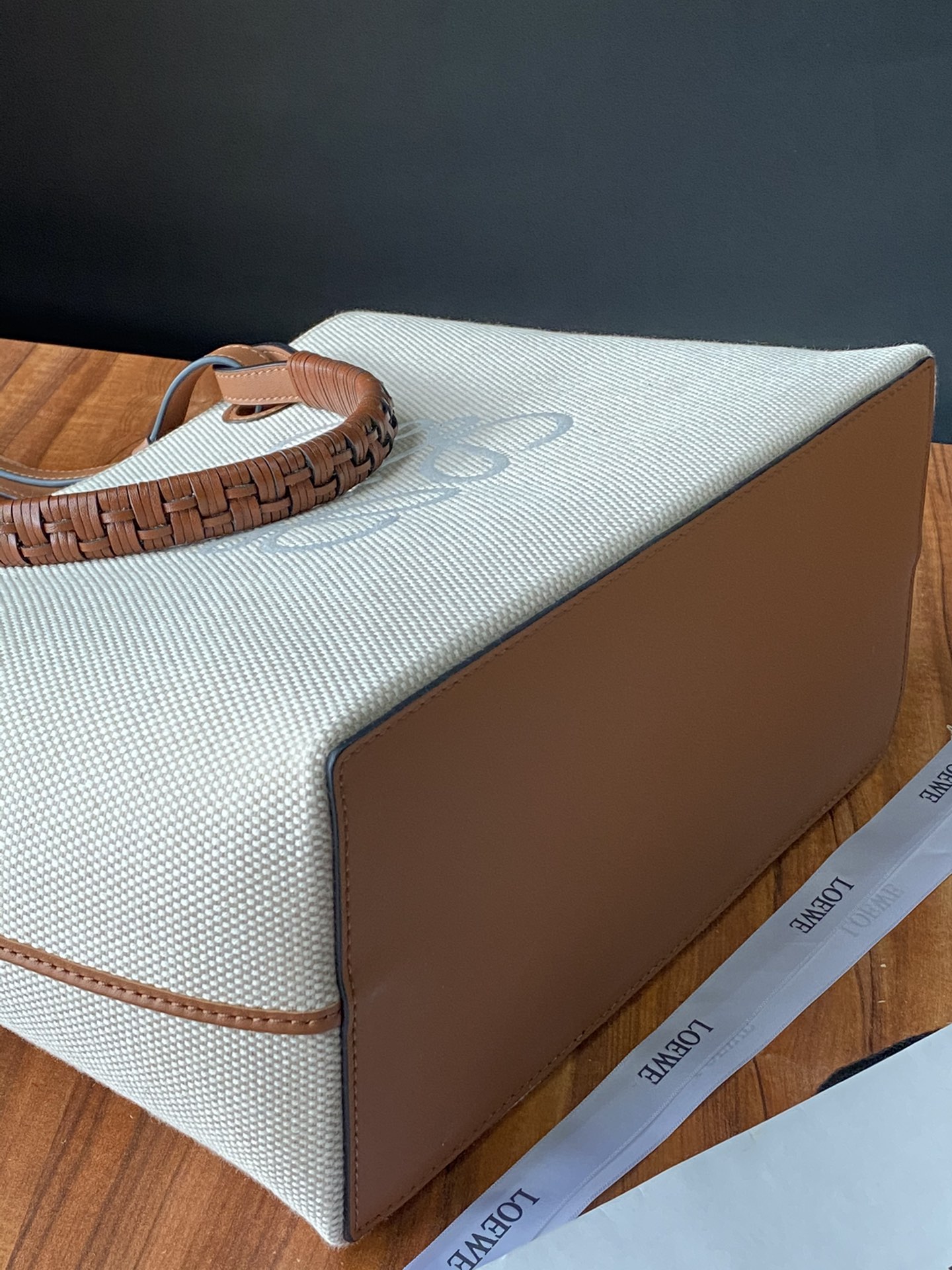 Loewe Model 3084 Dimensions 29-25-14