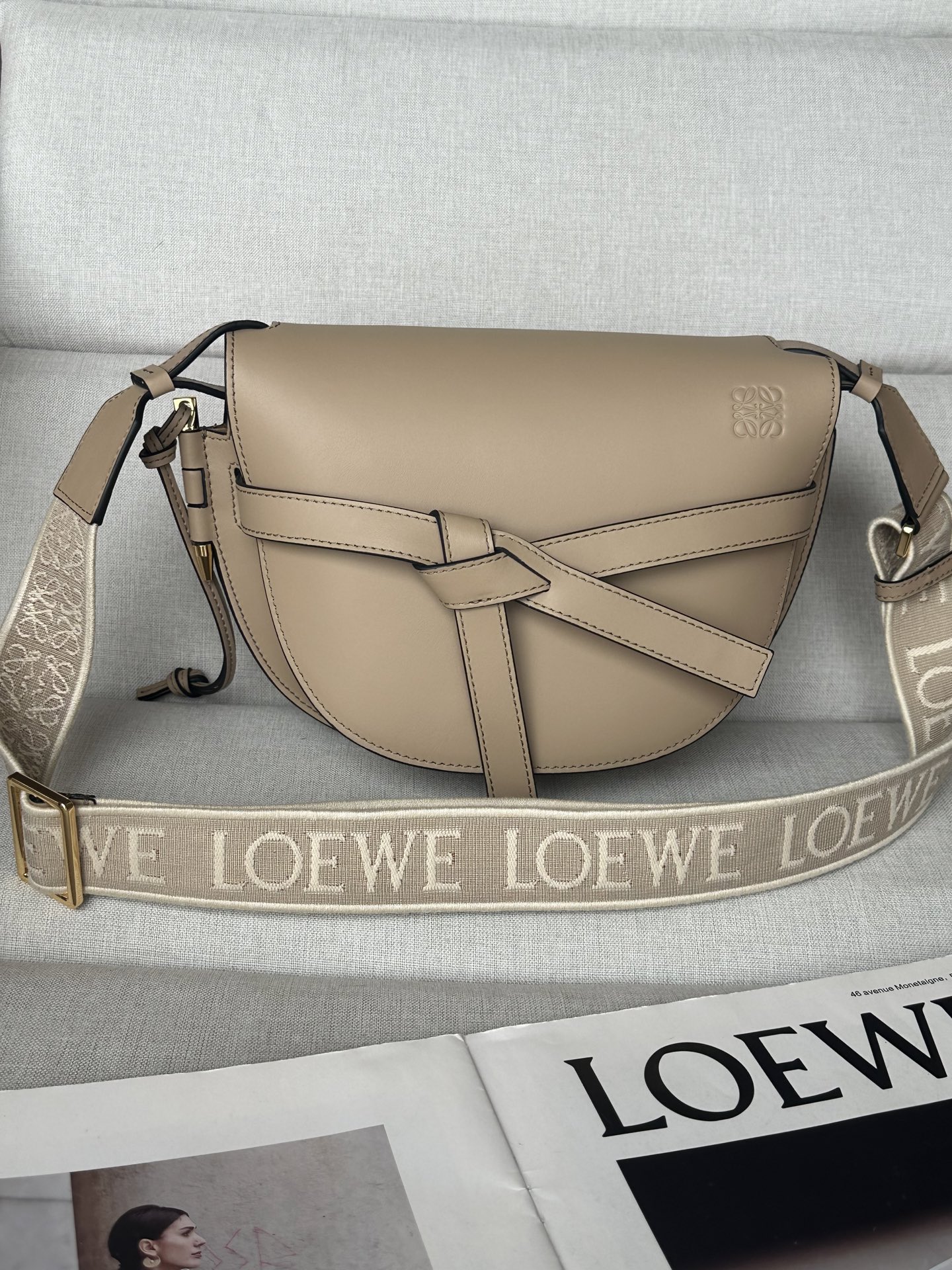 Loewe Small, 0.700 Oatmeal (Sand) Model 56t21 Dimensions: 20*19*11.5cm