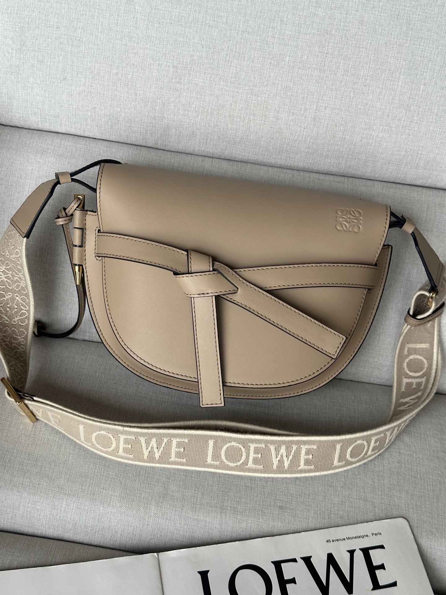 Loewe Small, 0.700 Oatmeal (Sand) Model 56t21 Dimensions: 20*19*11.5cm
