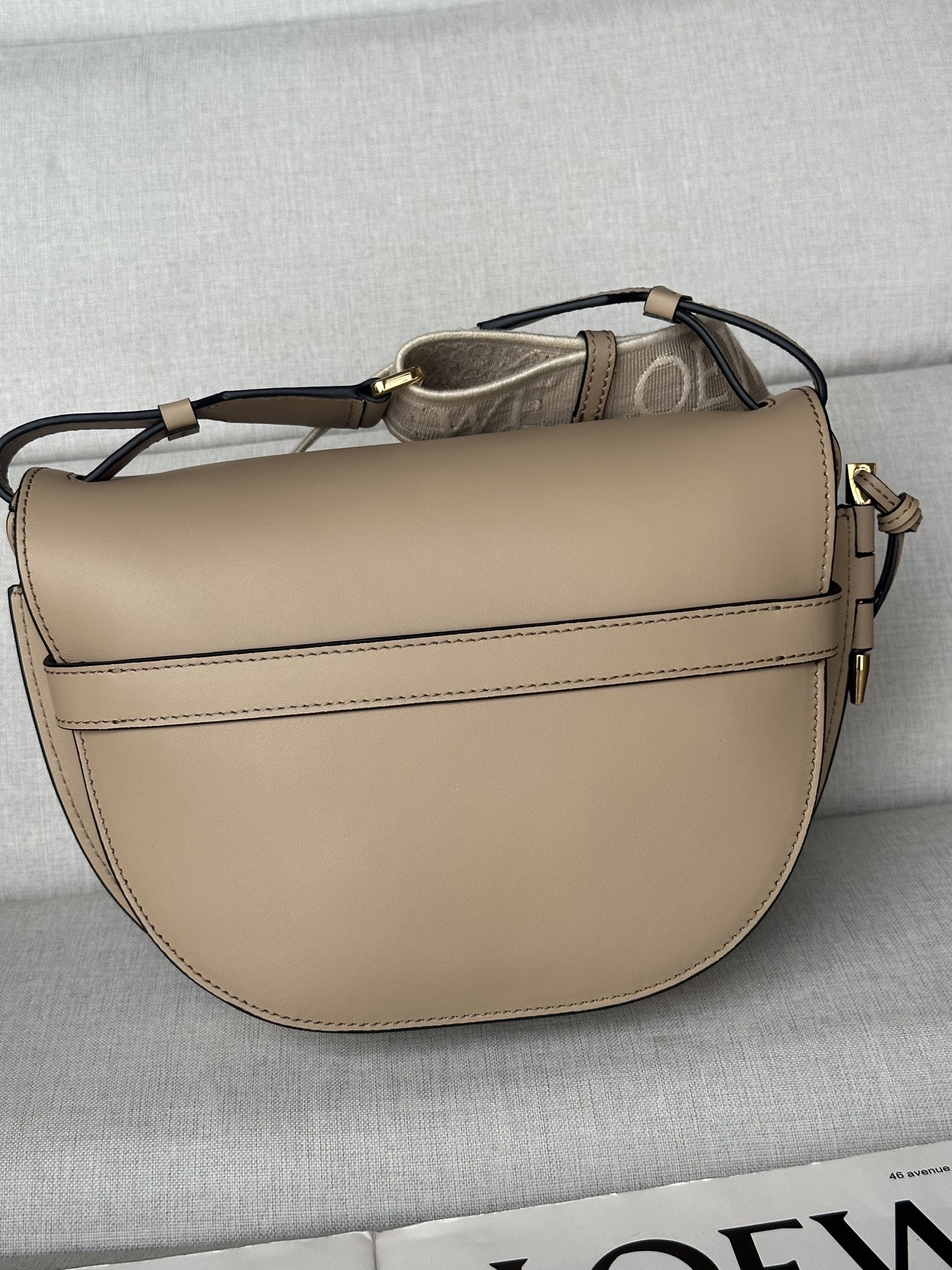 Loewe Small, 0.700 Oatmeal (Sand) Model 56t21 Dimensions: 20*19*11.5cm