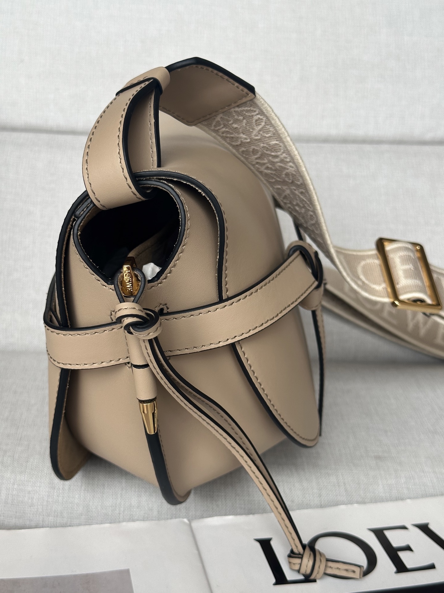 Loewe Small, 0.700 Oatmeal (Sand) Model 56t21 Dimensions: 20*19*11.5cm