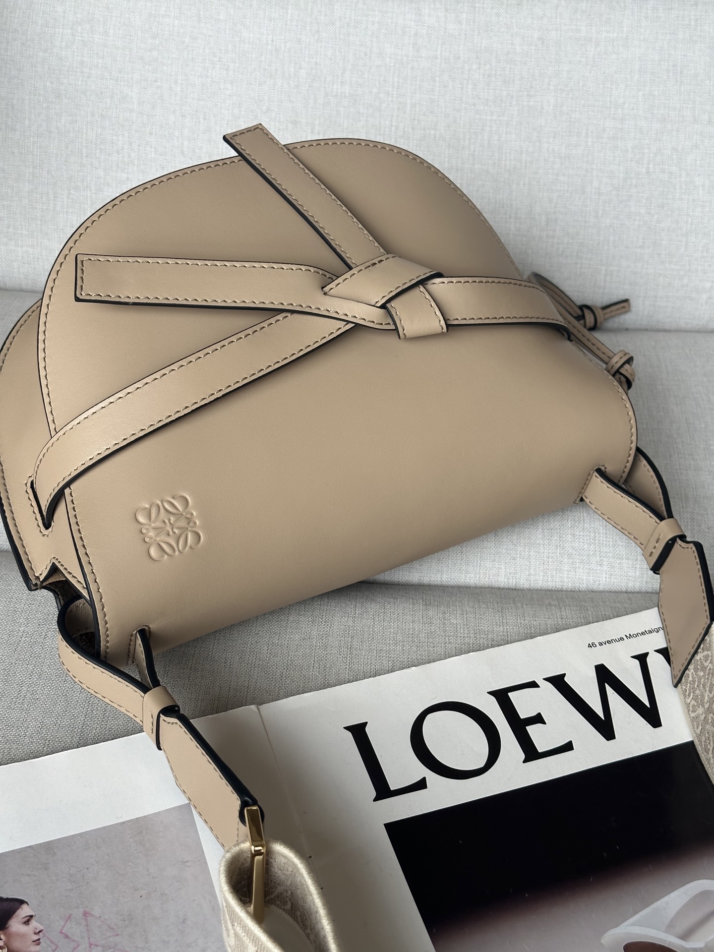 Loewe Small, 0.700 Oatmeal (Sand) Model 56t21 Dimensions: 20*19*11.5cm