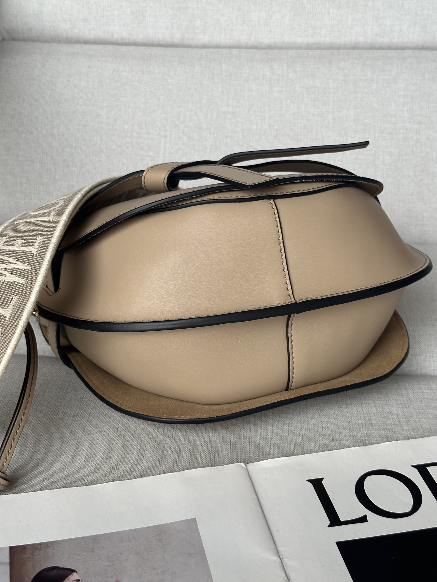 Loewe Small, 0.700 Oatmeal (Sand) Model 56t21 Dimensions: 20*19*11.5cm