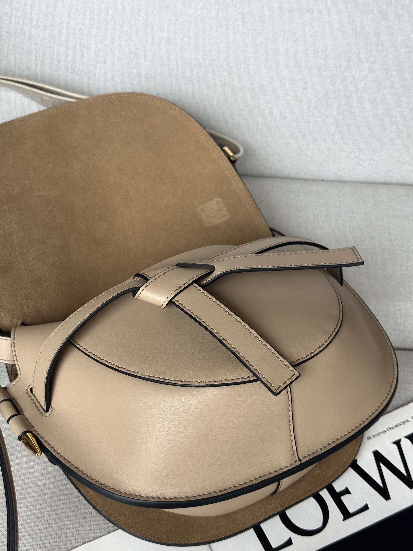 Loewe Small, 0.700 Oatmeal (Sand) Model 56t21 Dimensions: 20*19*11.5cm