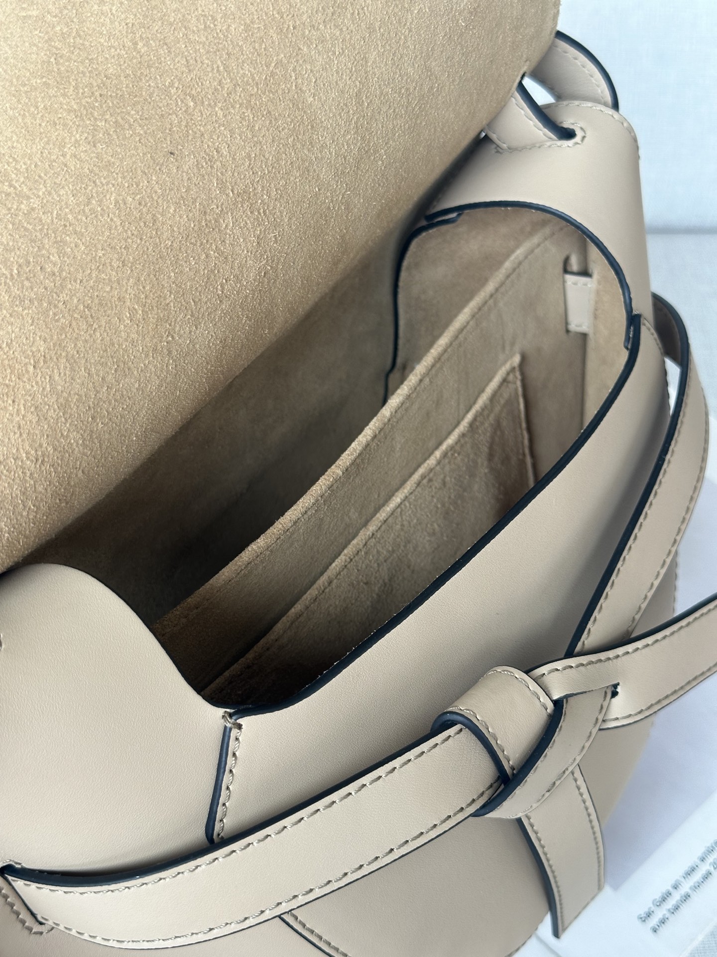 Loewe Small, 0.700 Oatmeal (Sand) Model 56t21 Dimensions: 20*19*11.5cm