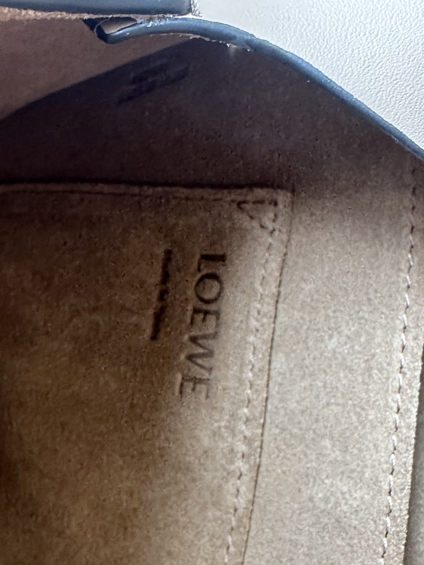 Loewe Small, 0.700 Oatmeal (Sand) Model 56t21 Dimensions: 20*19*11.5cm