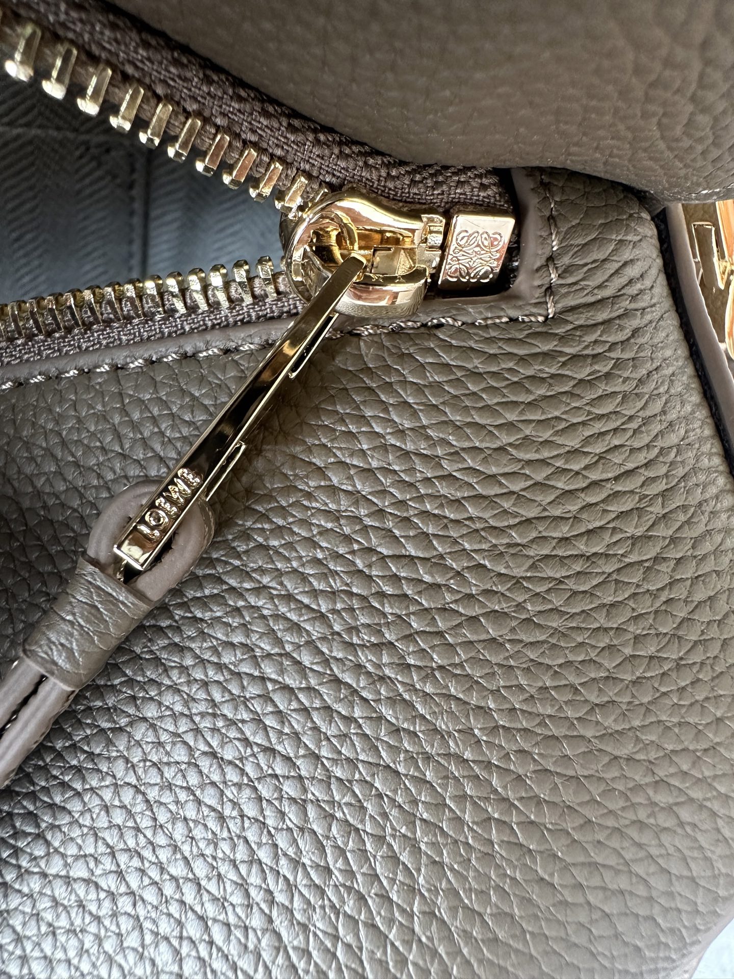 Loewe 3002b Taupe 0.750 Medium 29cm