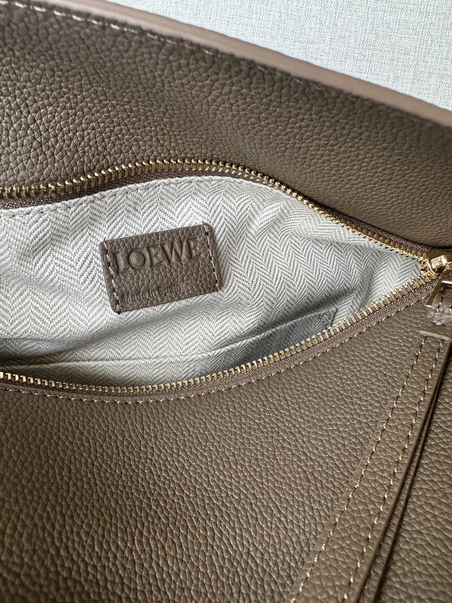 Loewe 3002b Taupe 0.750 Medium 29cm