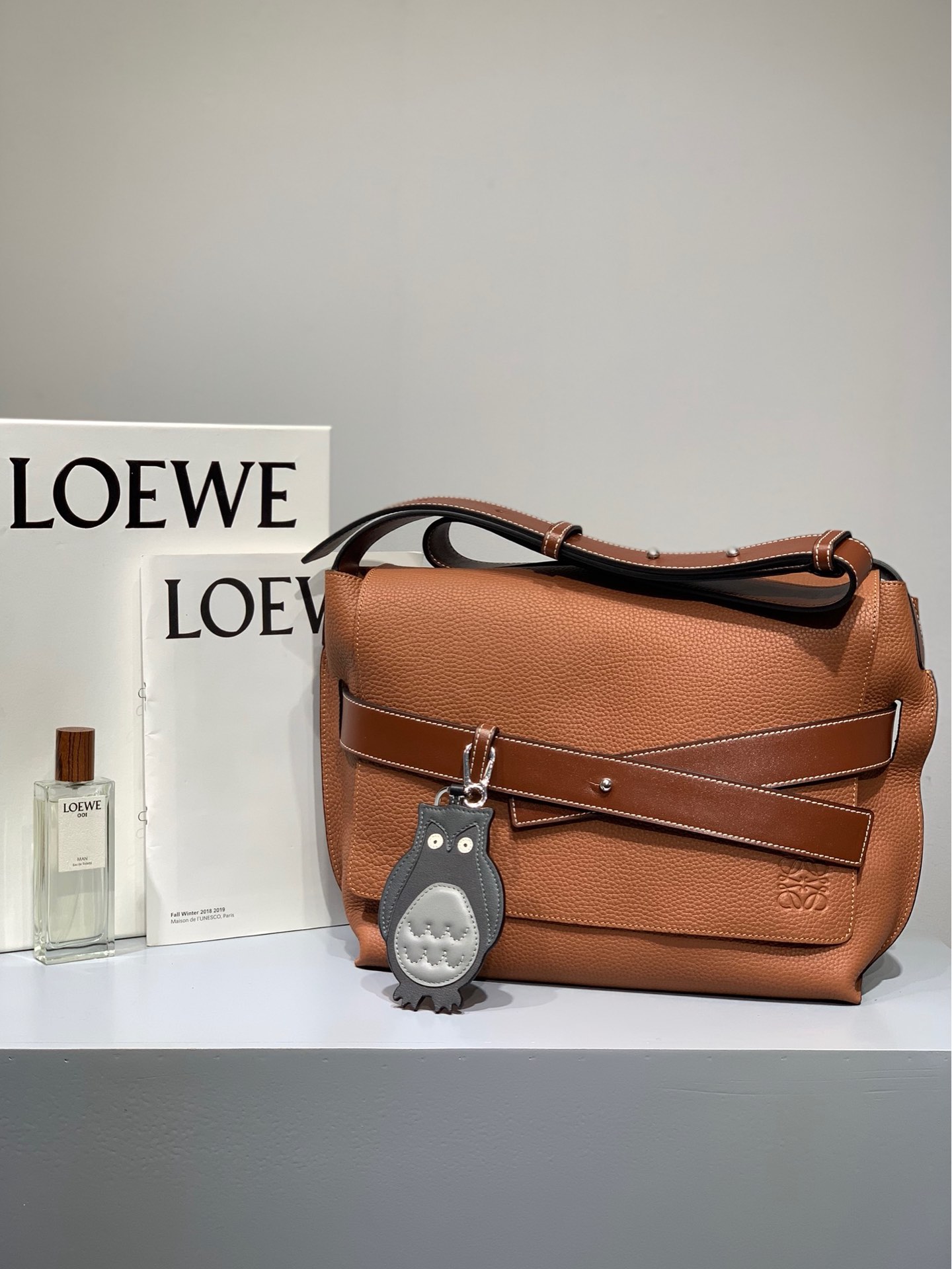 Loewe Model 36035 0.720 Messenger Strap Men's Messenger Bag Dimensions: 32*26*11cm