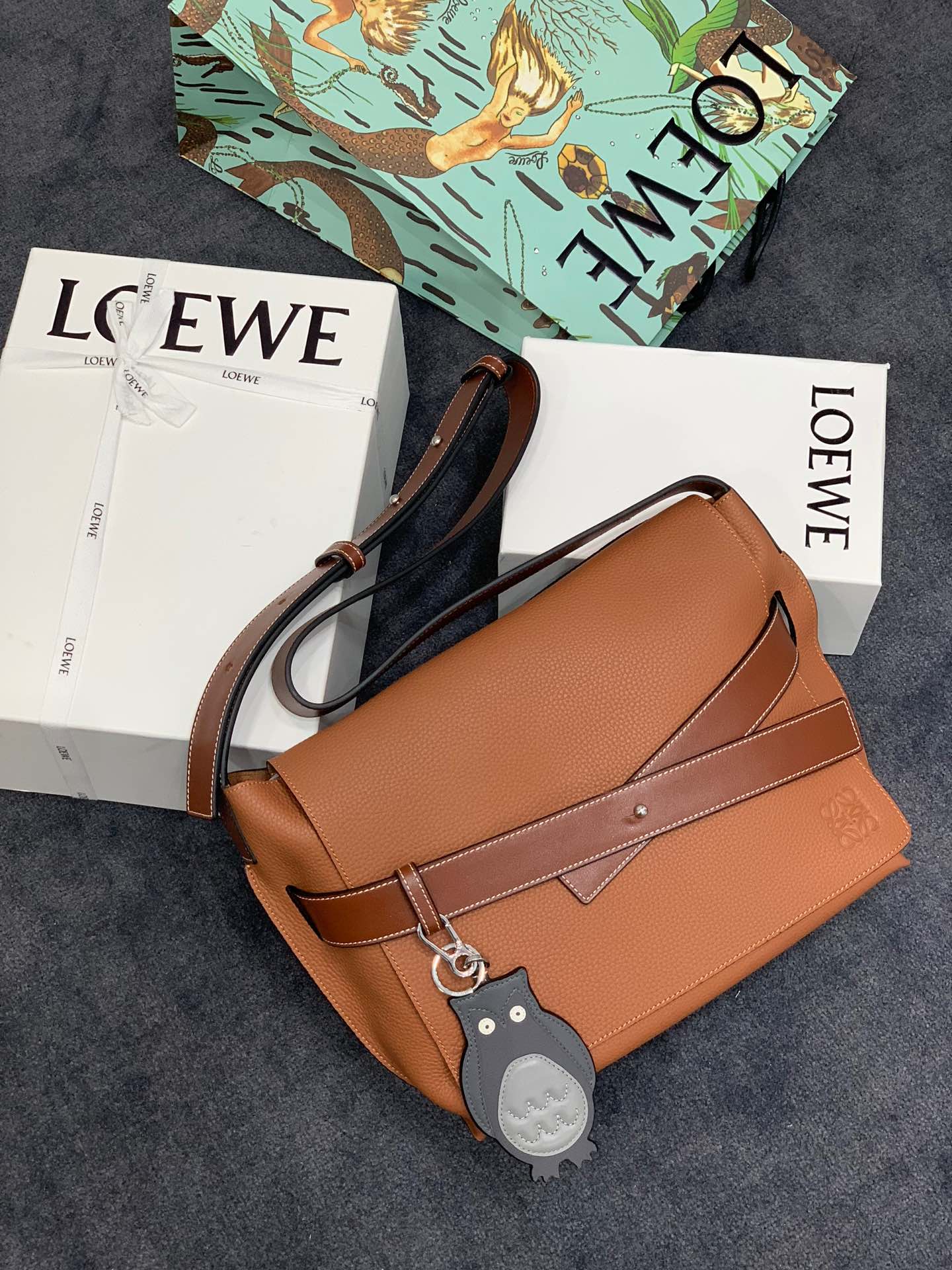 Loewe Model 36035 0.720 Messenger Strap Men's Messenger Bag Dimensions: 32*26*11cm