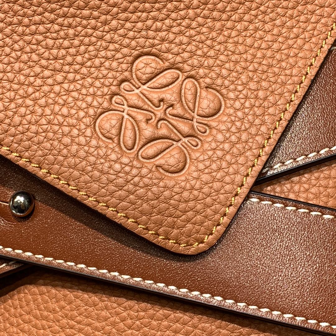 Loewe Model 36035 0.720 Messenger Strap Men's Messenger Bag Dimensions: 32*26*11cm