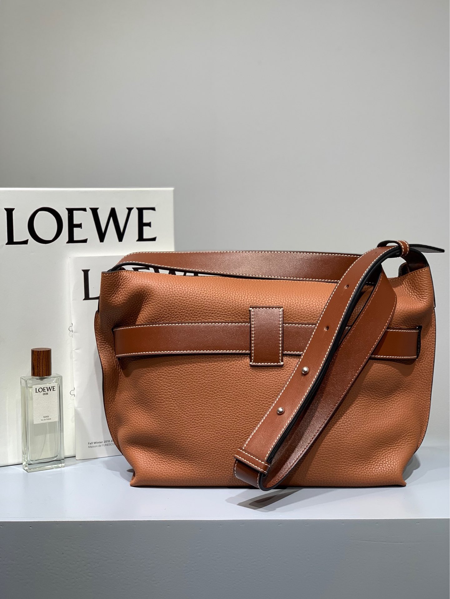 Loewe Model 36035 0.720 Messenger Strap Men's Messenger Bag Dimensions: 32*26*11cm