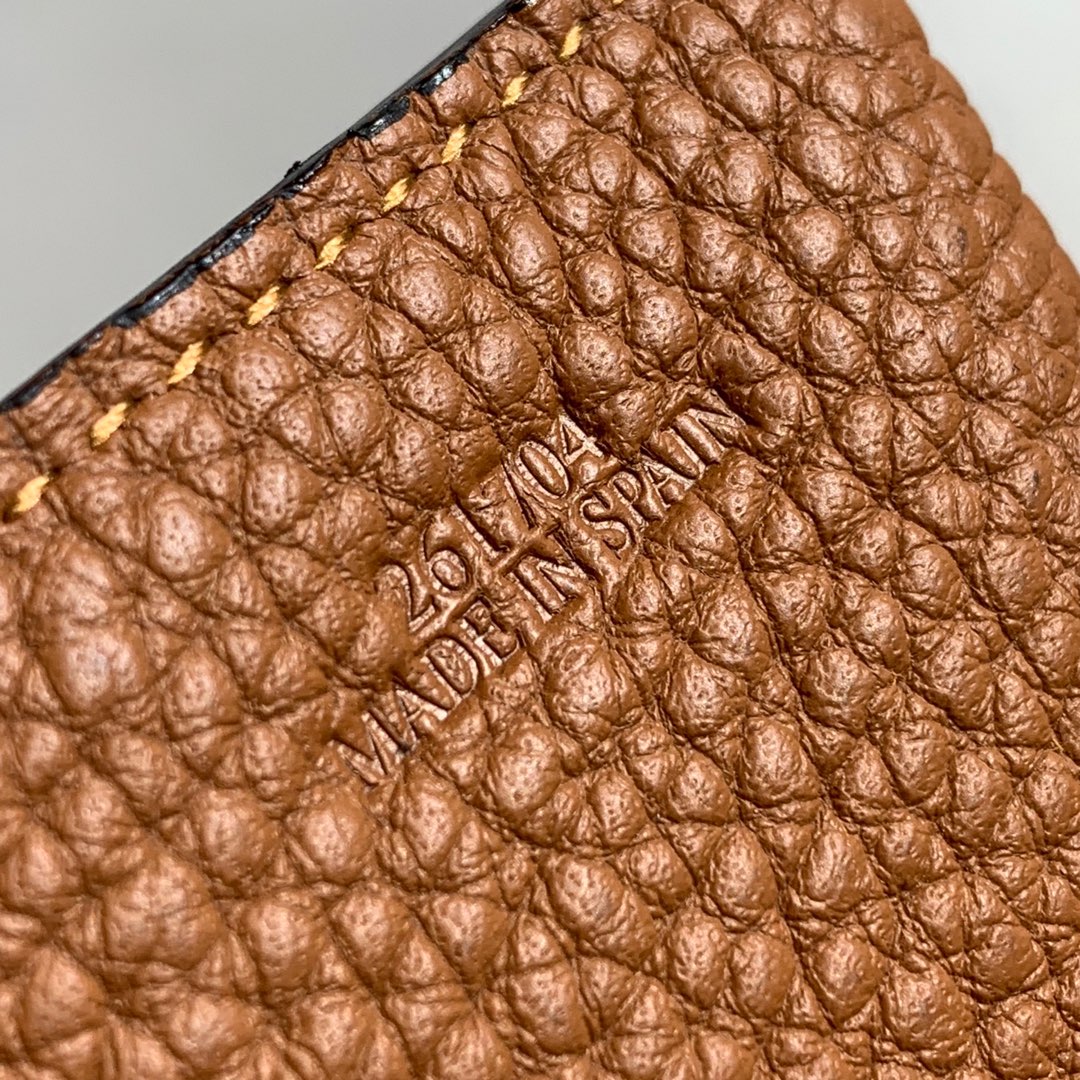 Loewe Model 36035 0.720 Messenger Strap Men's Messenger Bag Dimensions: 32*26*11cm