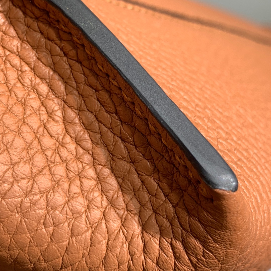 Loewe Model 36035 0.720 Messenger Strap Men's Messenger Bag Dimensions: 32*26*11cm