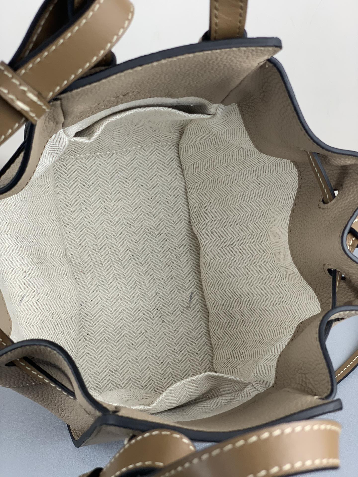 Loewe 3046S 580 Dimensions: 19*11*17cm