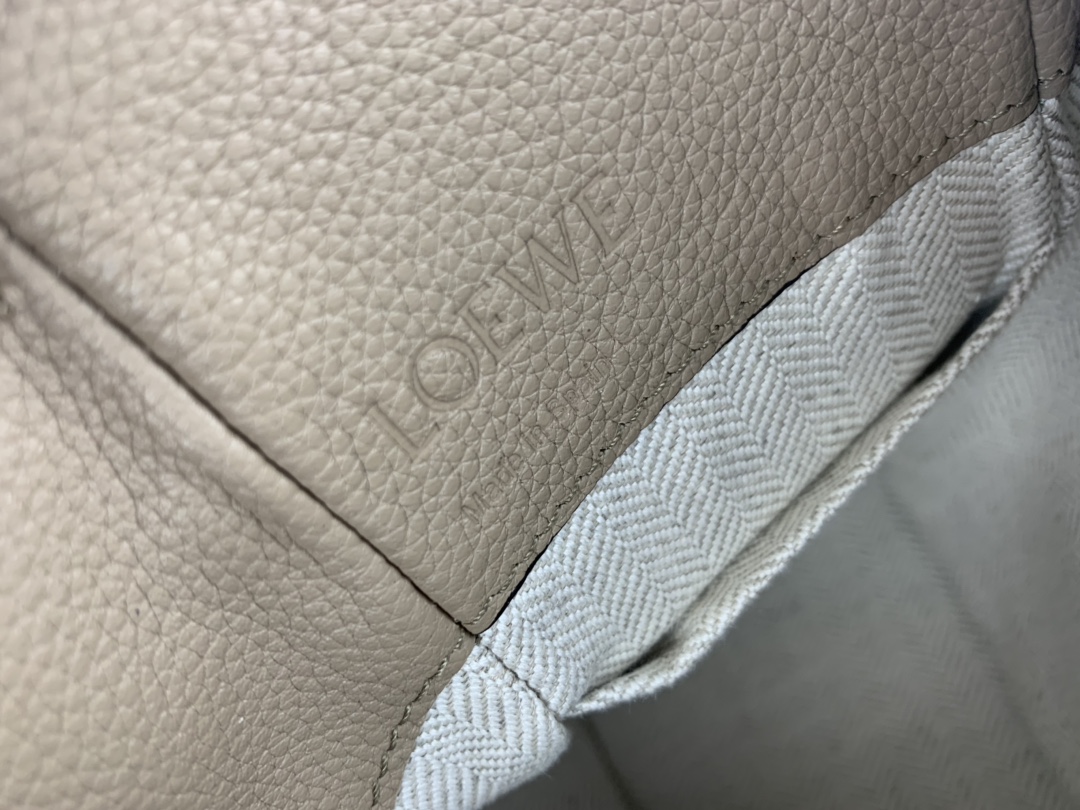 Loewe 3046S 580 Dimensions: 19*11*17cm