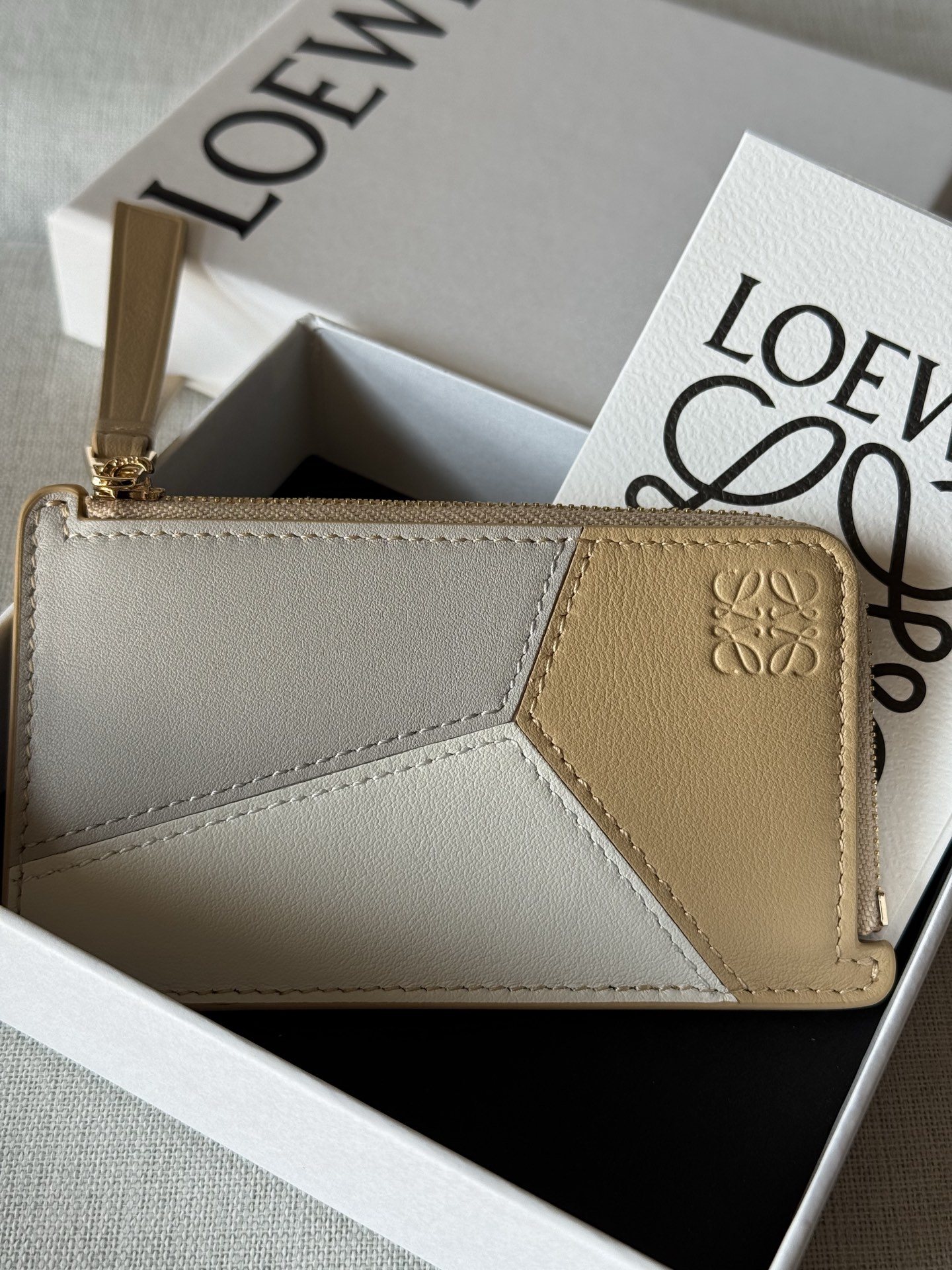 Loewe Classic Cowhide Leather Puzzle Coin Card Holder A03-1 0.150 Height 7.5 cm Width 13 cm Depth 1 cm
