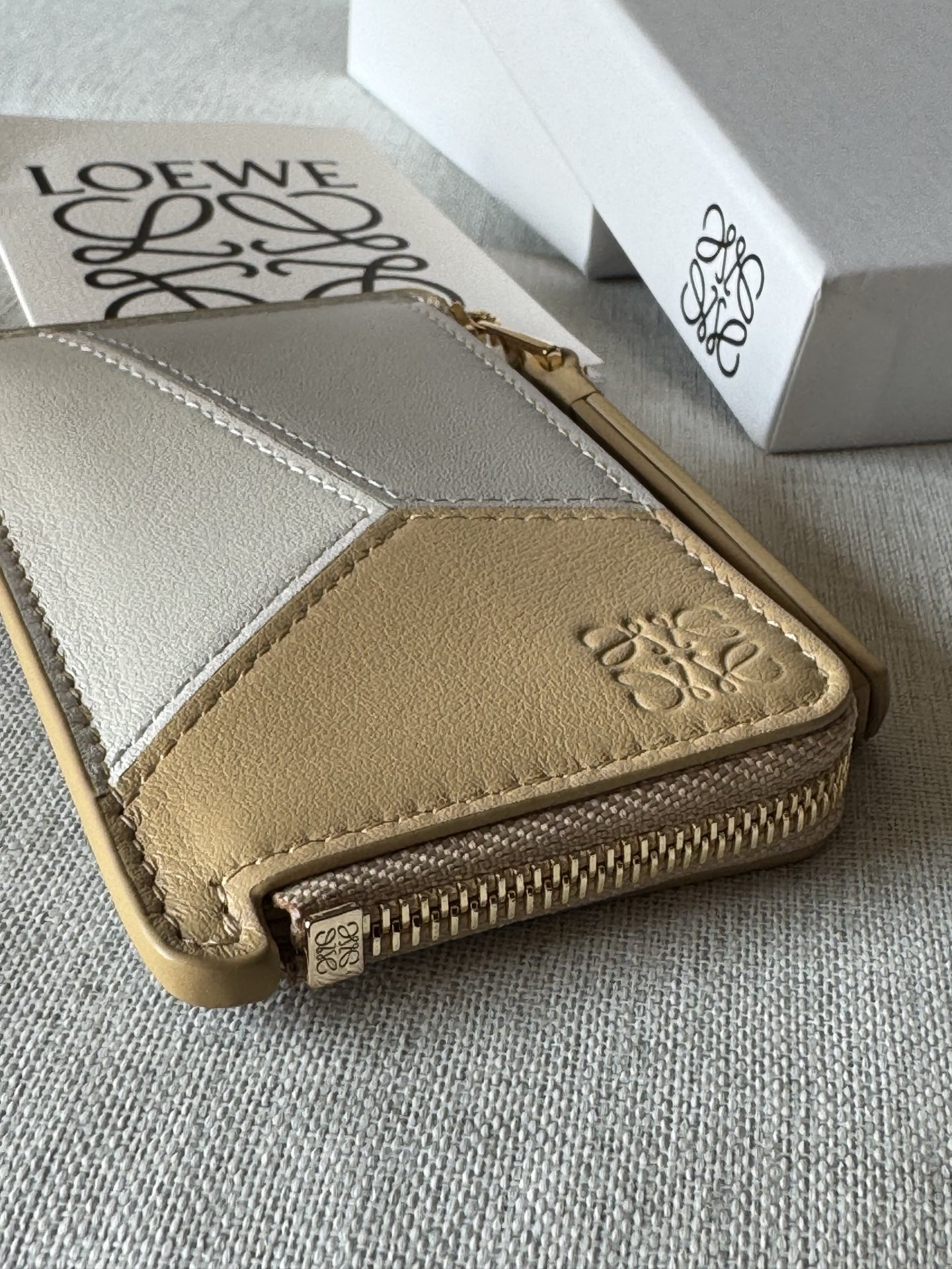 Loewe Classic Cowhide Leather Puzzle Coin Card Holder A03-1 0.150 Height 7.5 cm Width 13 cm Depth 1 cm