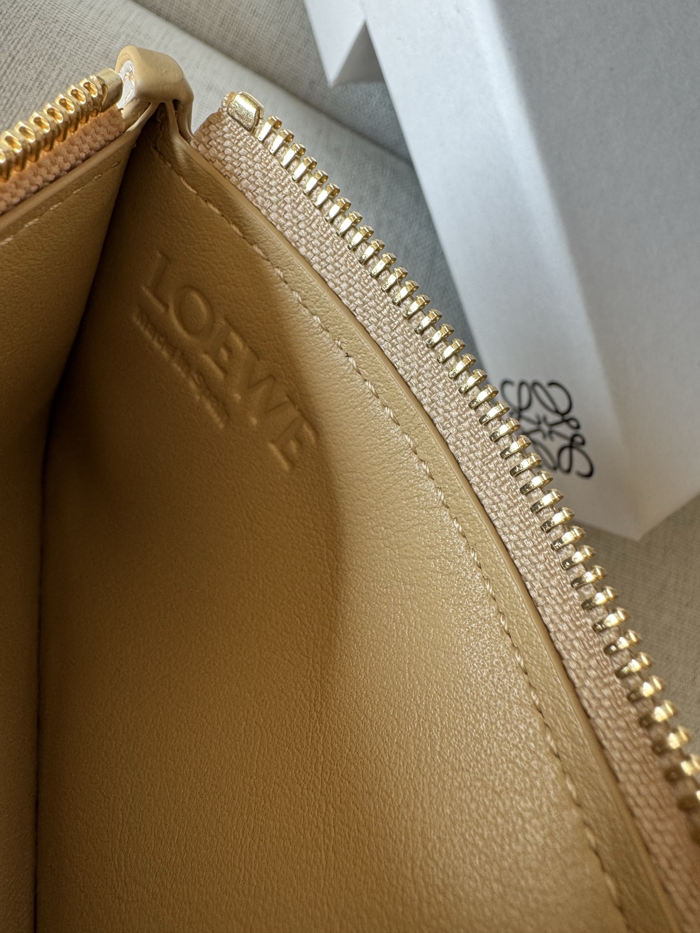 Loewe Classic Cowhide Leather Puzzle Coin Card Holder A03-1 0.150 Height 7.5 cm Width 13 cm Depth 1 cm