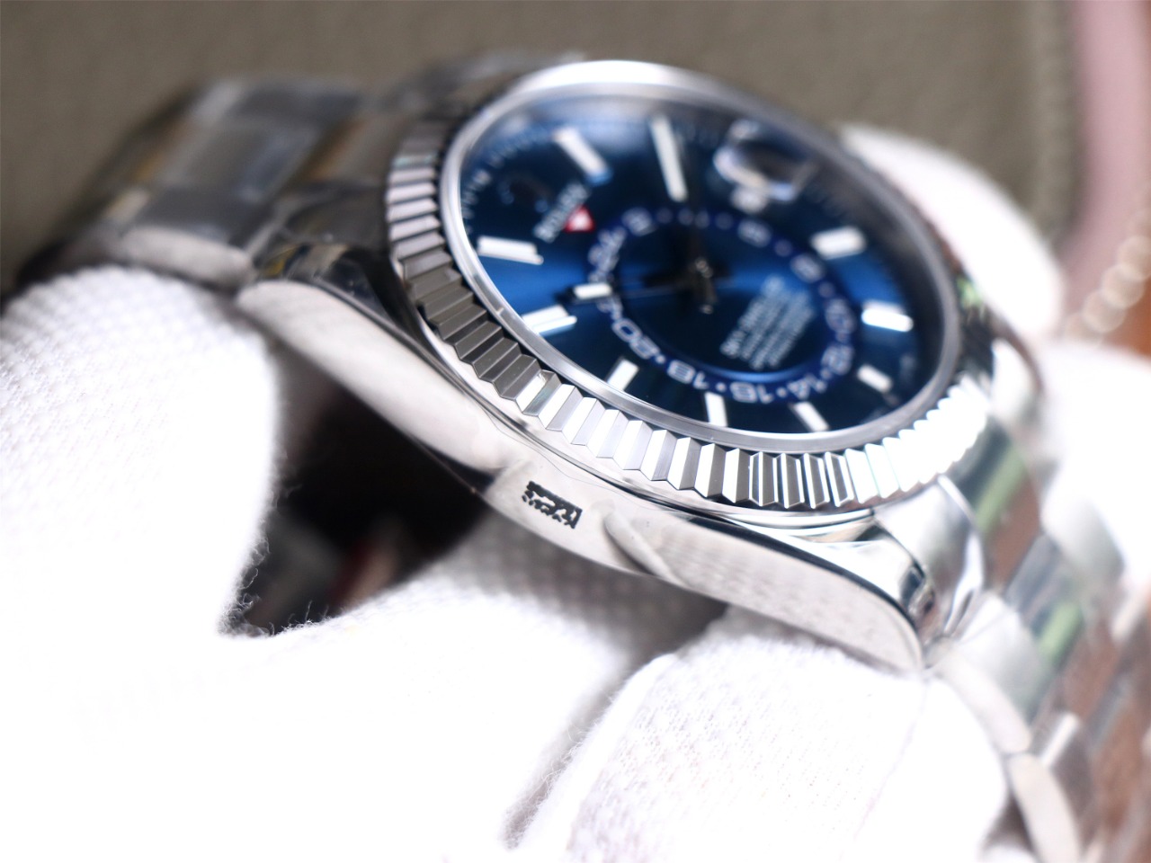Rolex Sky-Dweller 42mm｜Caliber 9001 Ring Command Fluted Bezel Scratch-resistant Sapphire Crystal Sunburst Dial 904L Steel Three-piece Link Oyster Bracelet Annual Calendar Dual Time Zone Function