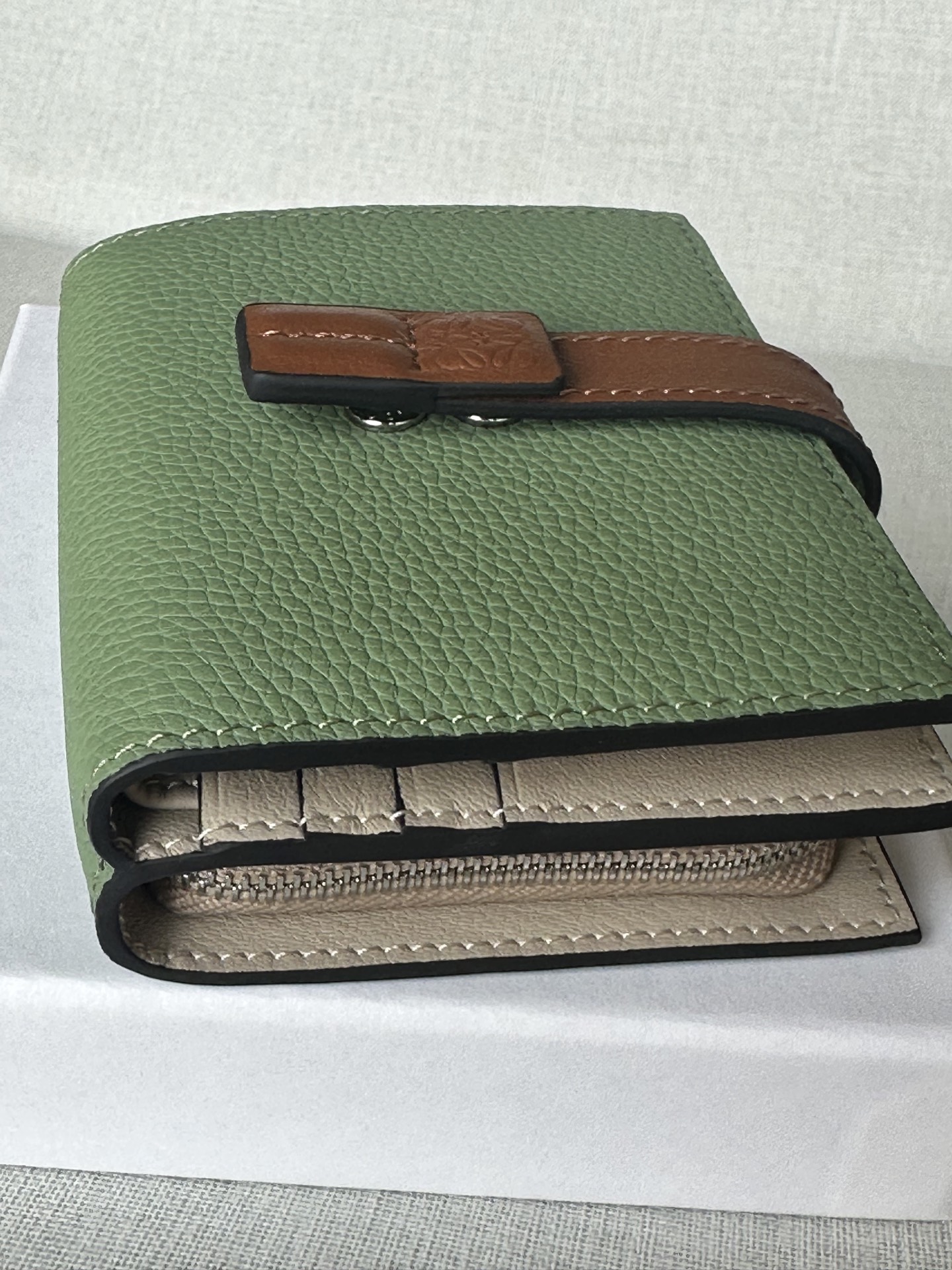 LOEWE X 2 0.260 Weight 0.12 kg Height 11 cm Width 9 cm Depth 2.5 cm