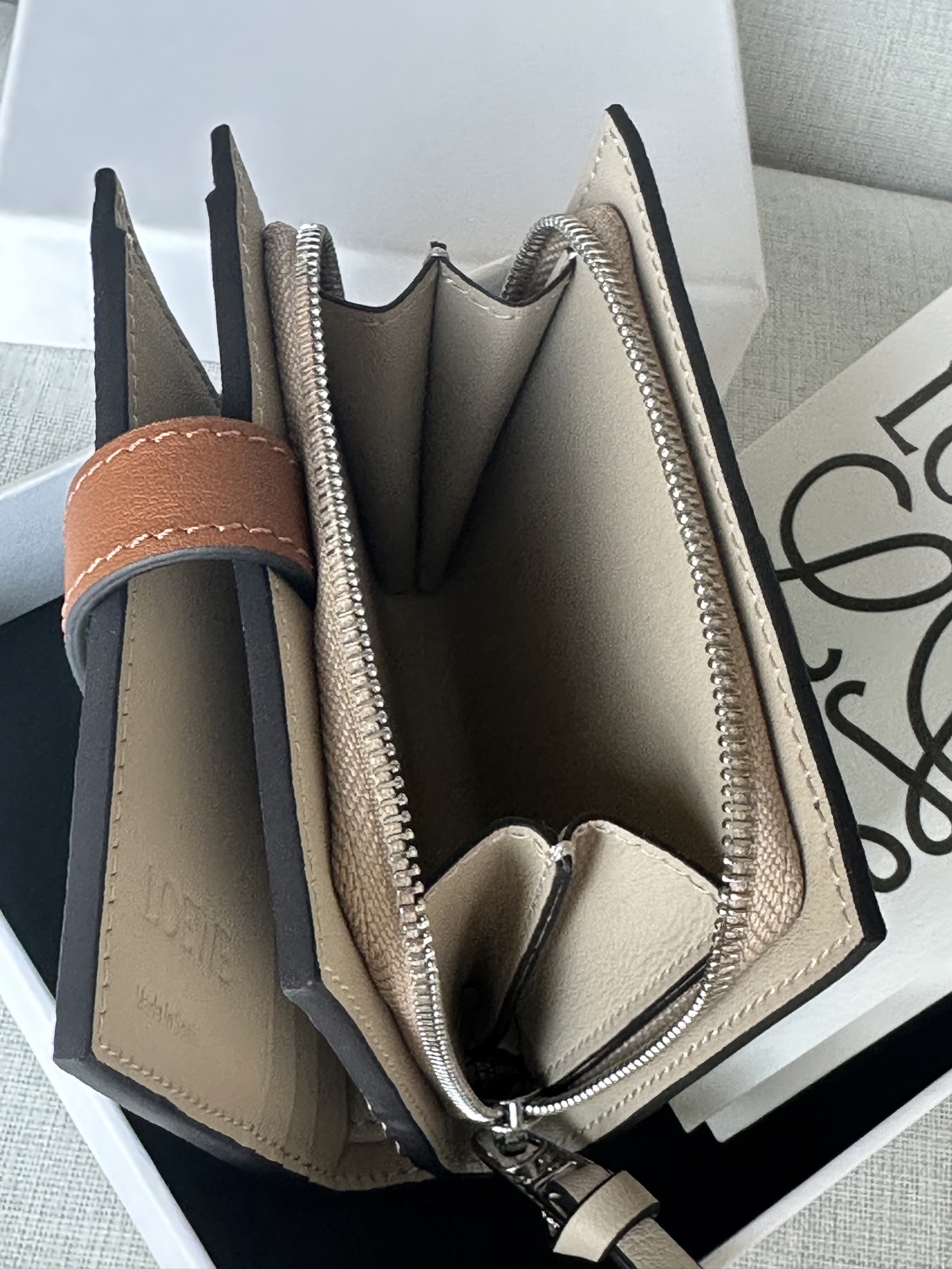 LOEWE X 2 0.260 Weight 0.12 kg Height 11 cm Width 9 cm Depth 2.5 cm