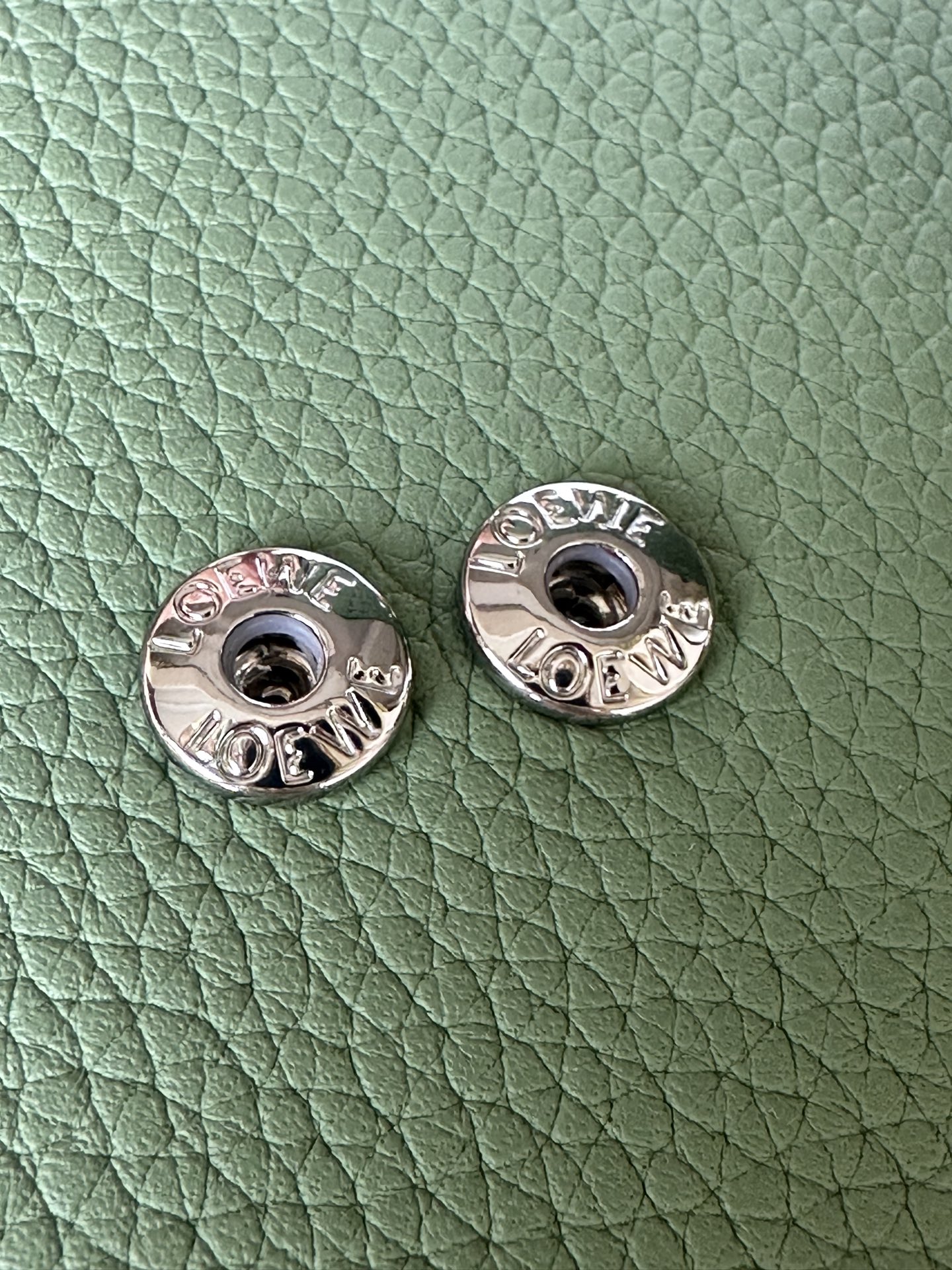 LOEWE X 2 0.260 Weight 0.12 kg Height 11 cm Width 9 cm Depth 2.5 cm