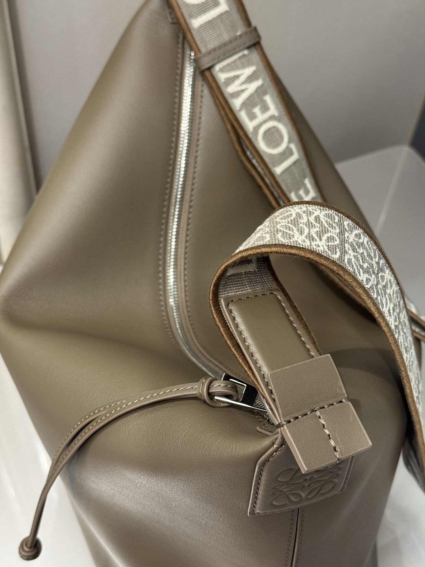 LOEWE Cubi Model 2201  Dimensions: Height 30–16–32