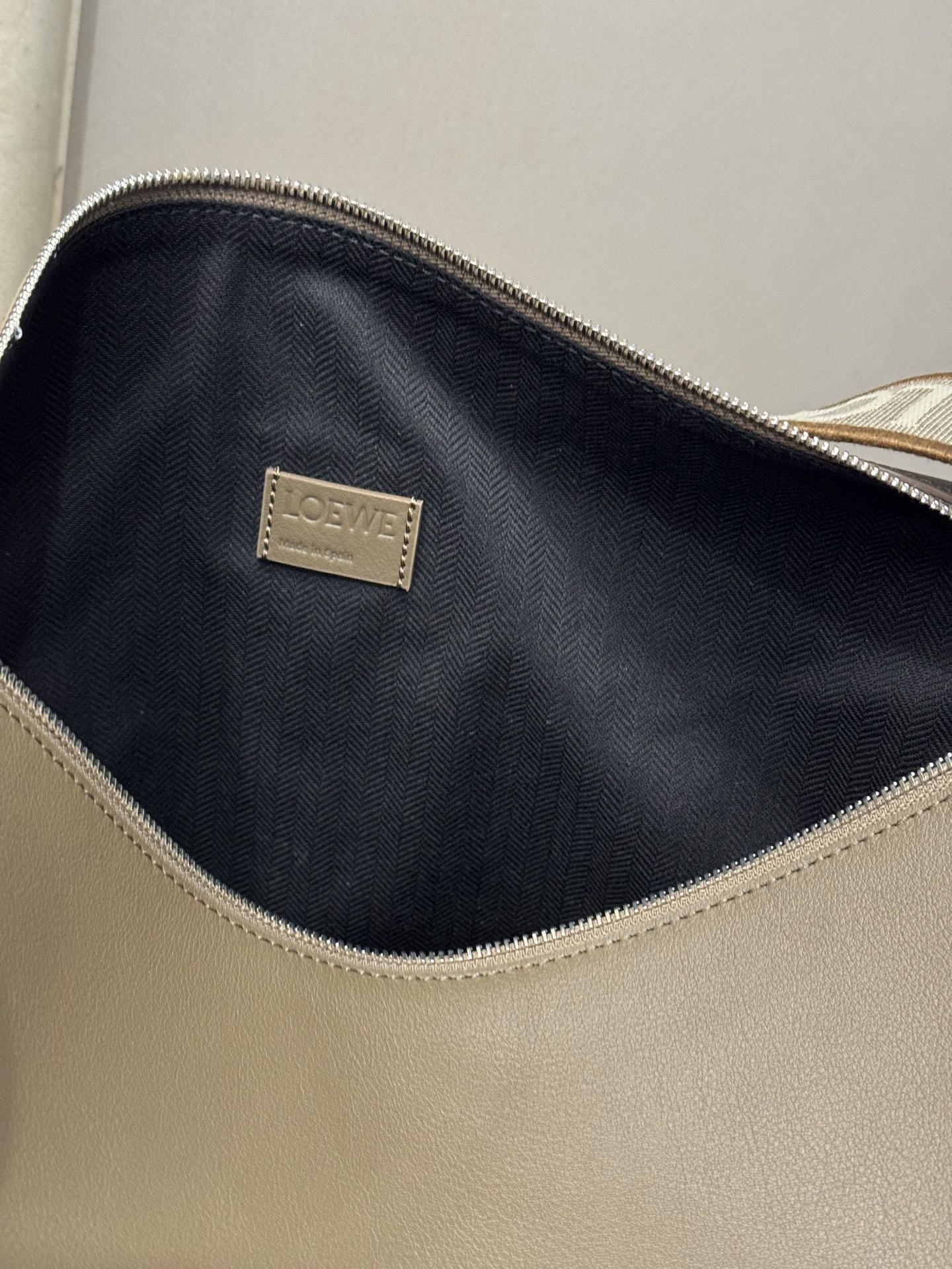 LOEWE Cubi Model 2201  Dimensions: Height 30–16–32